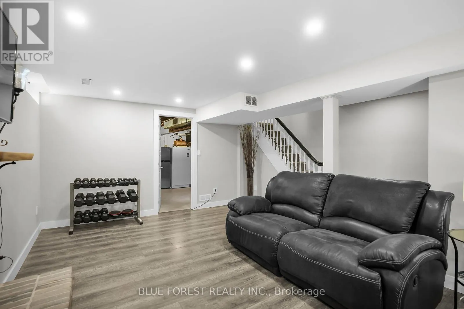 90 EDMUNDS CRESCENT