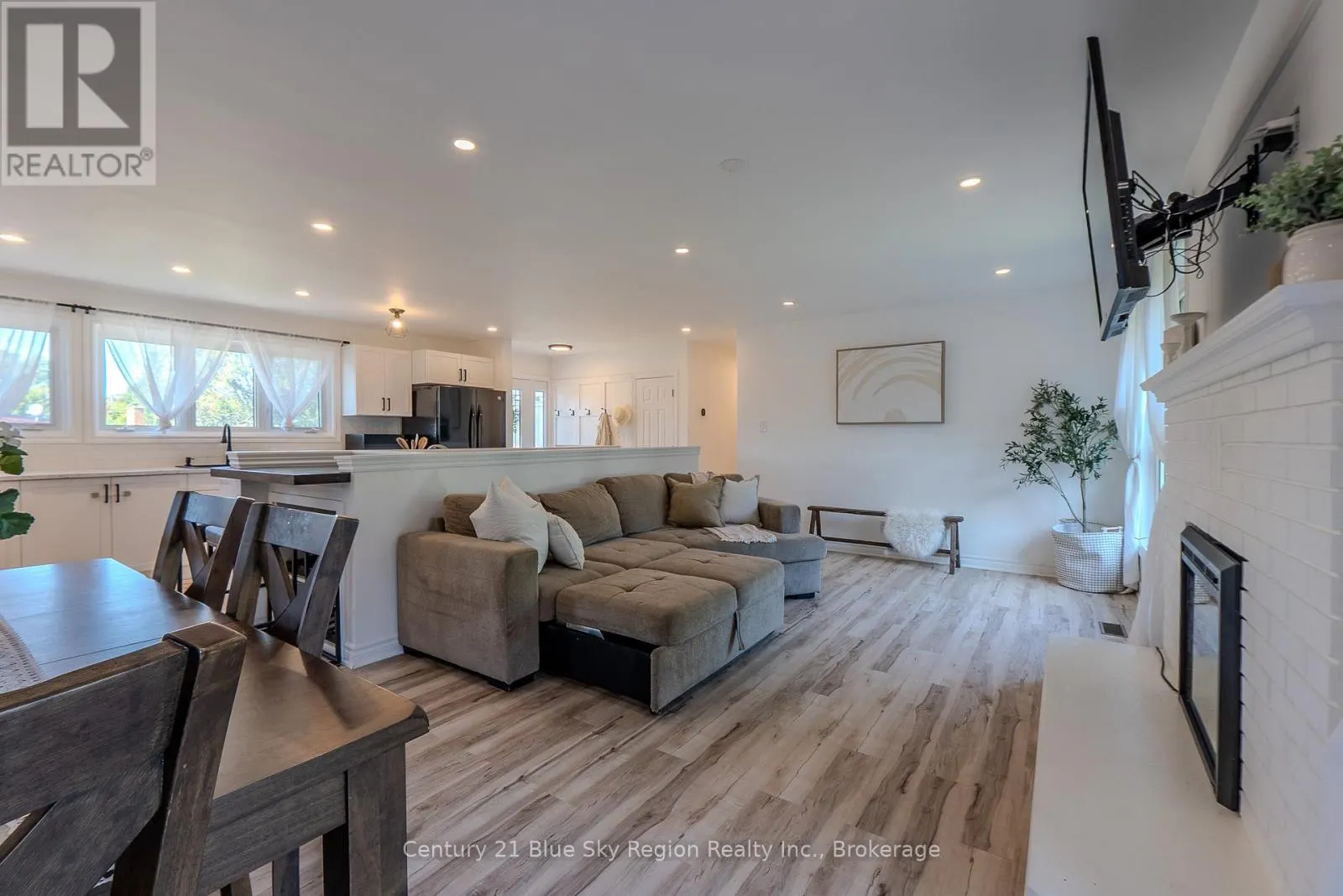2527 EASTVIEW CRESCENT