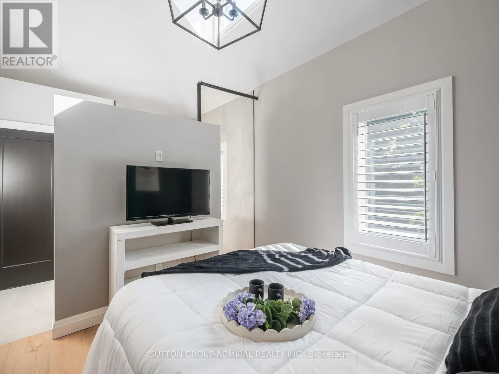 187 ROSSLYN AVENUE S
