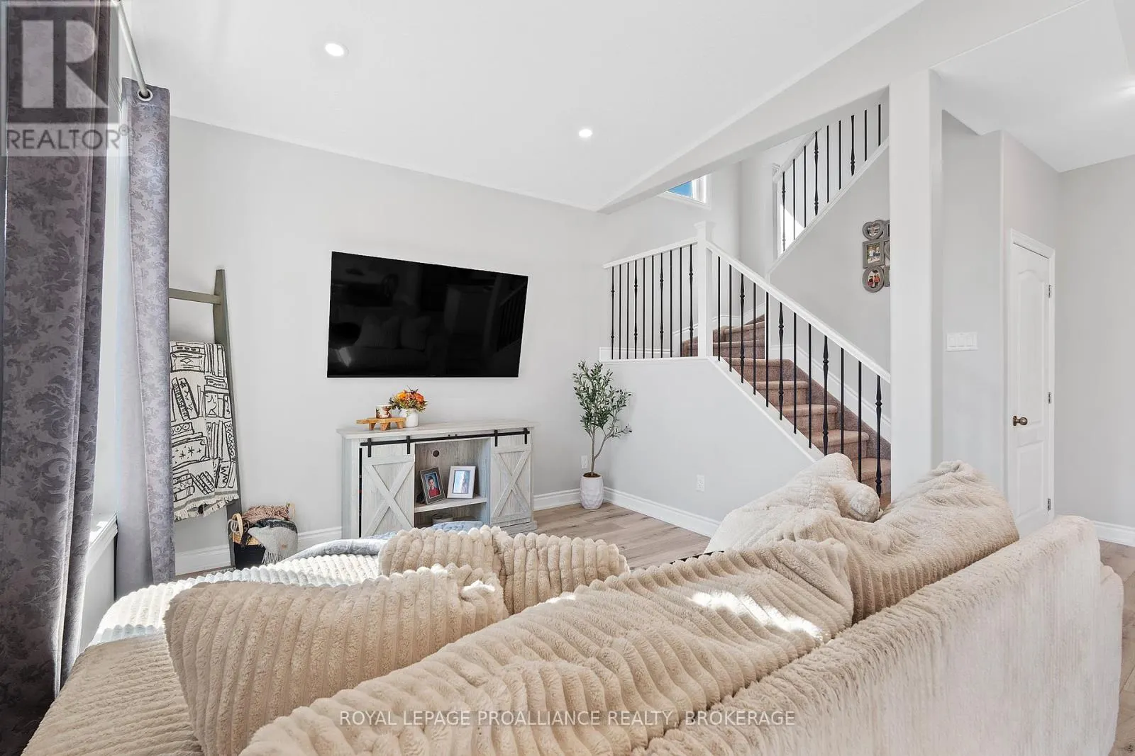 1556 ALBANY DRIVE