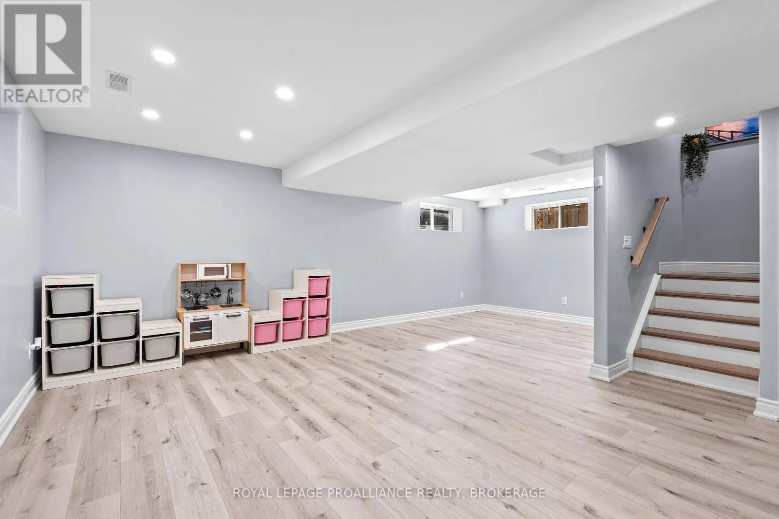 1556 ALBANY DRIVE