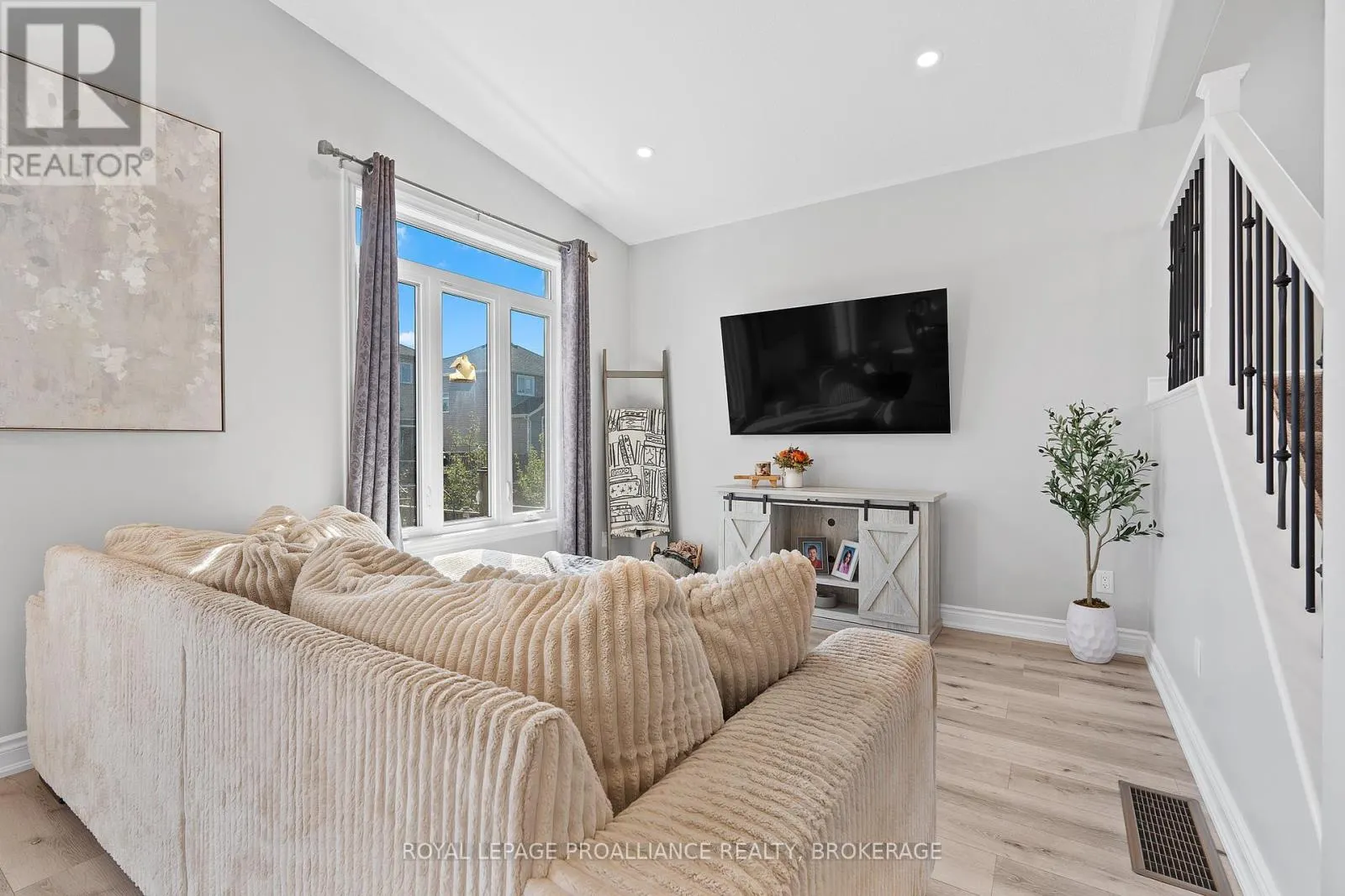 1556 ALBANY DRIVE