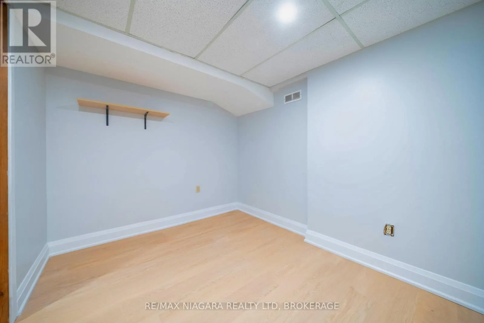26 CRESTCOMBE ROAD