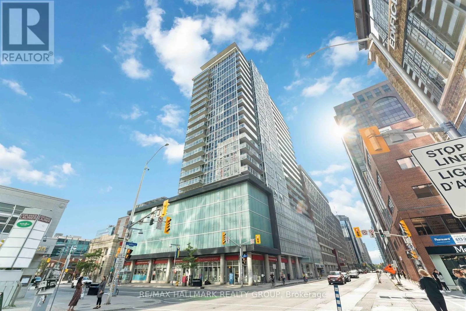 1806 - 324 LAURIER AVENUE