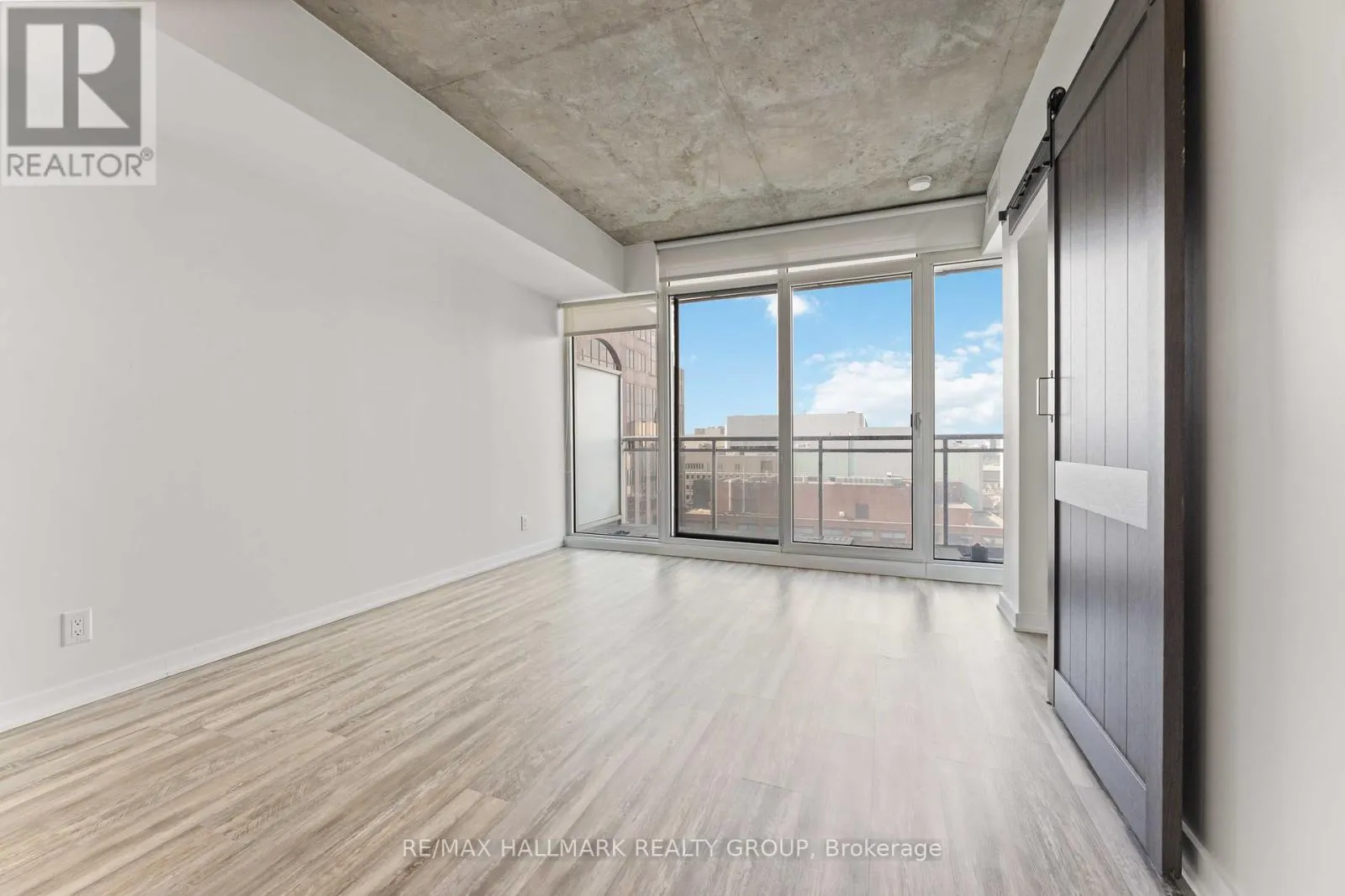 1806 - 324 LAURIER AVENUE