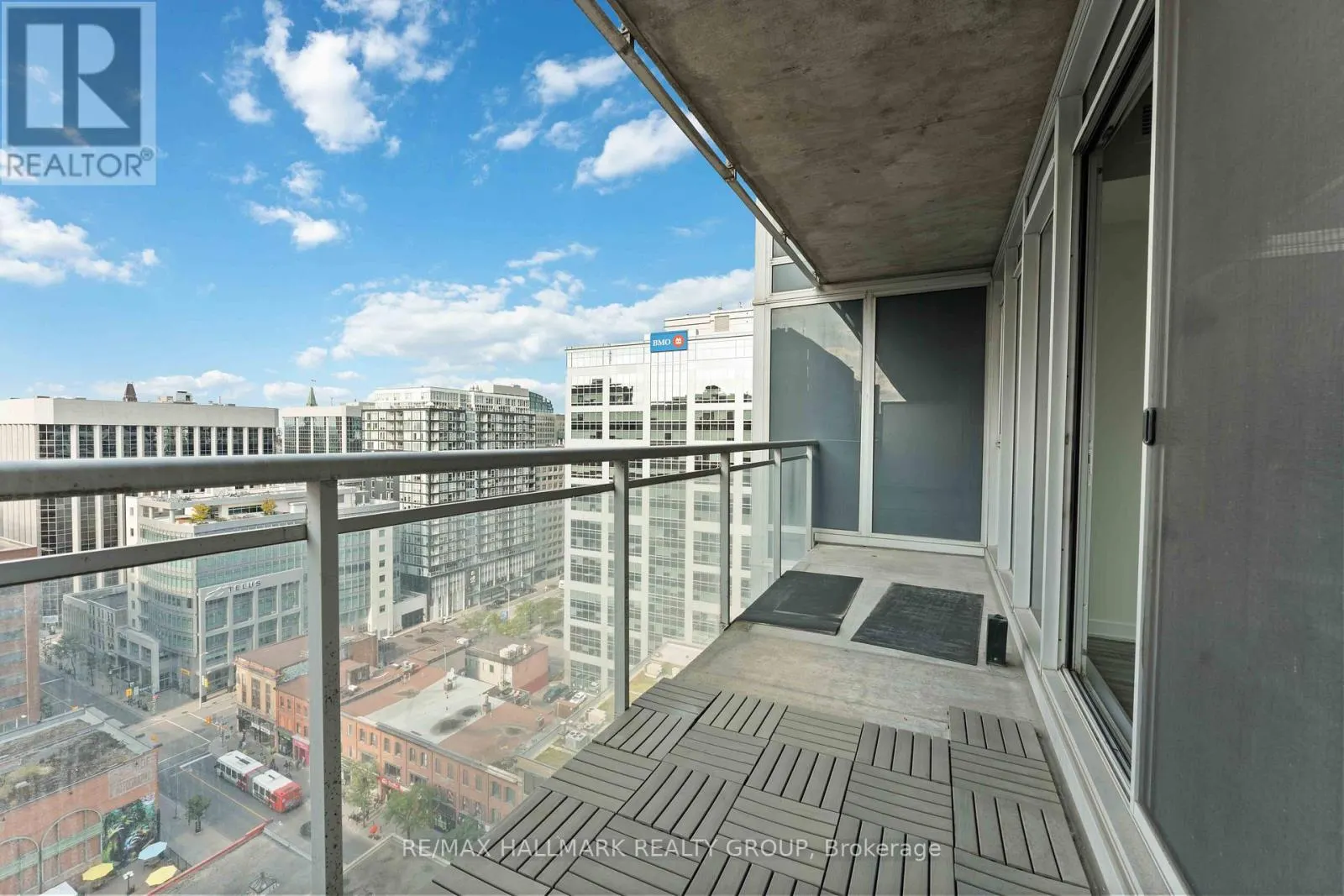 1806 - 324 LAURIER AVENUE