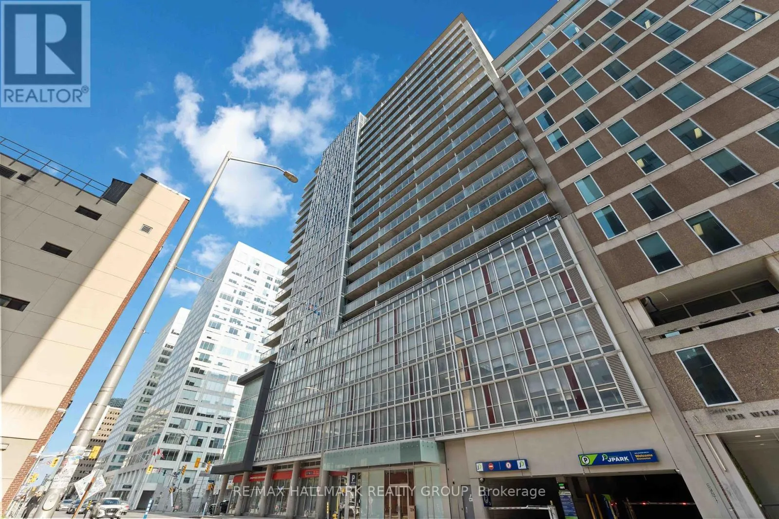1806 - 324 LAURIER AVENUE