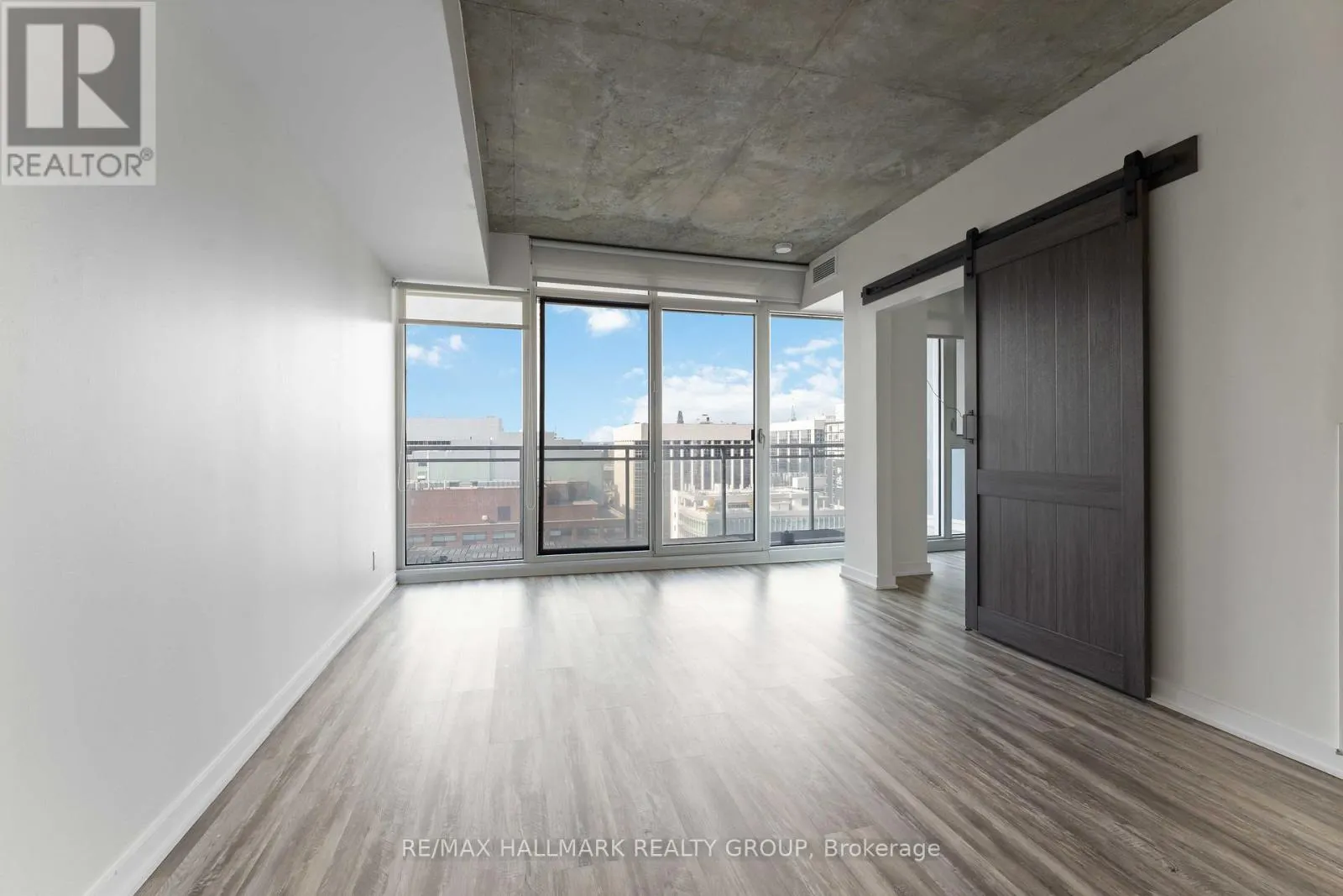 1806 - 324 LAURIER AVENUE
