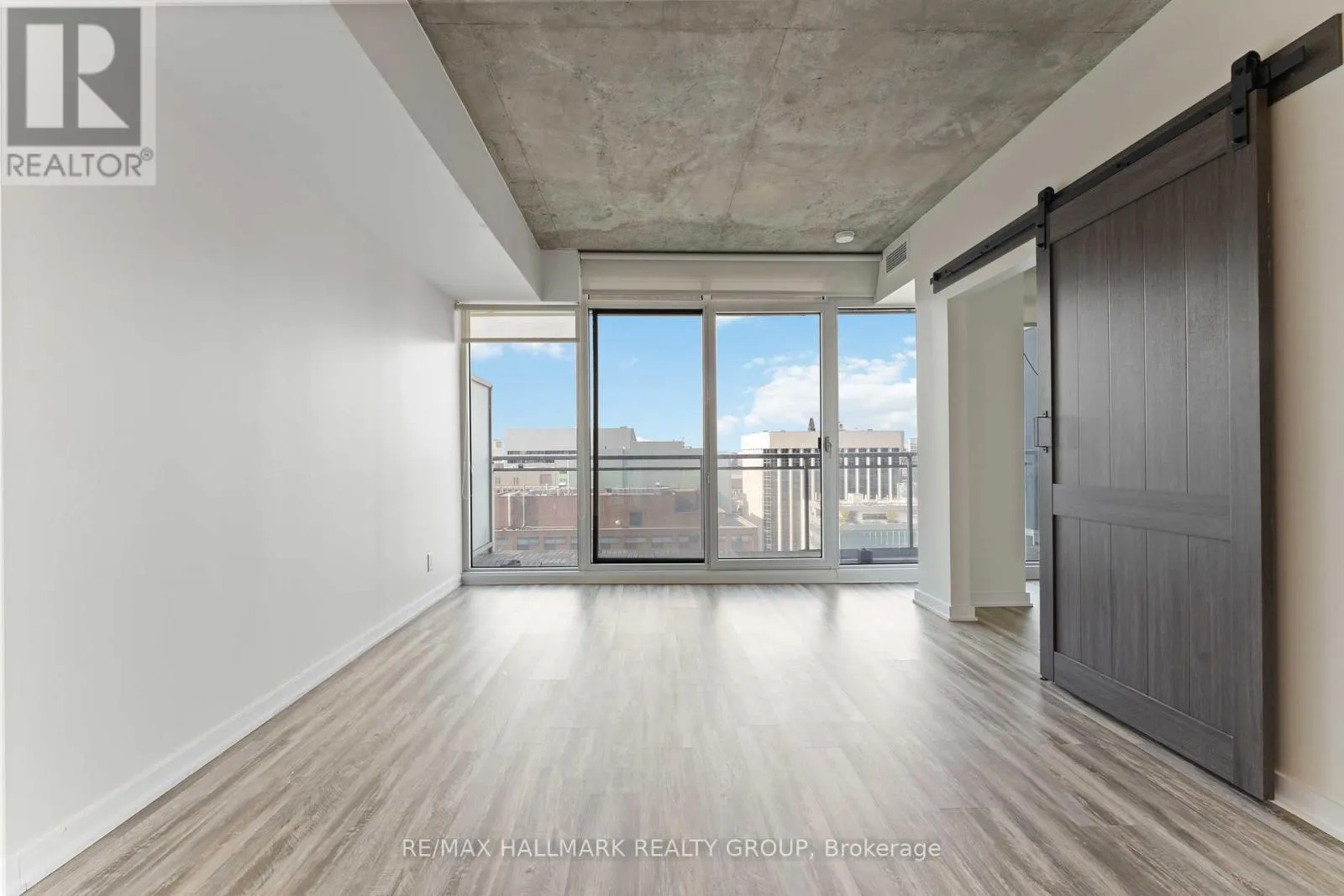 1806 - 324 LAURIER AVENUE