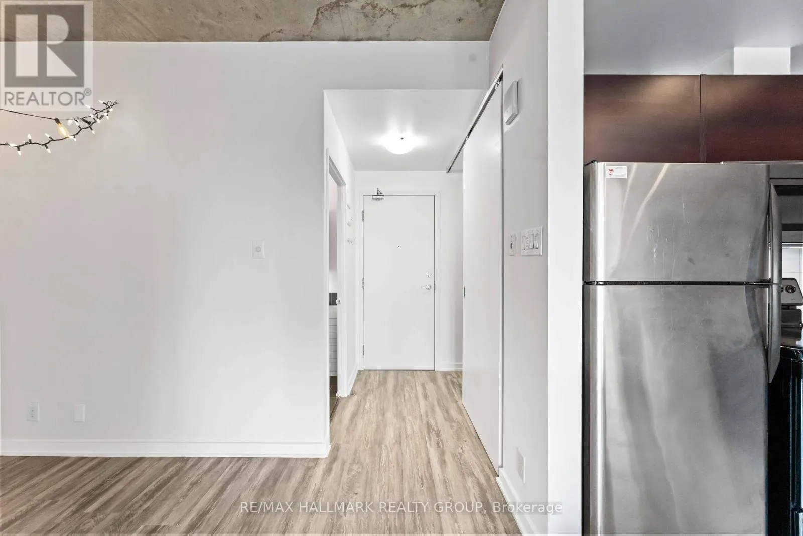 1806 - 324 LAURIER AVENUE