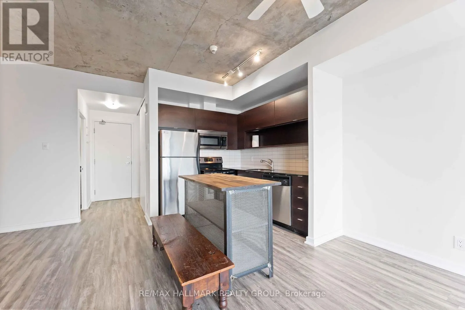 1806 - 324 LAURIER AVENUE