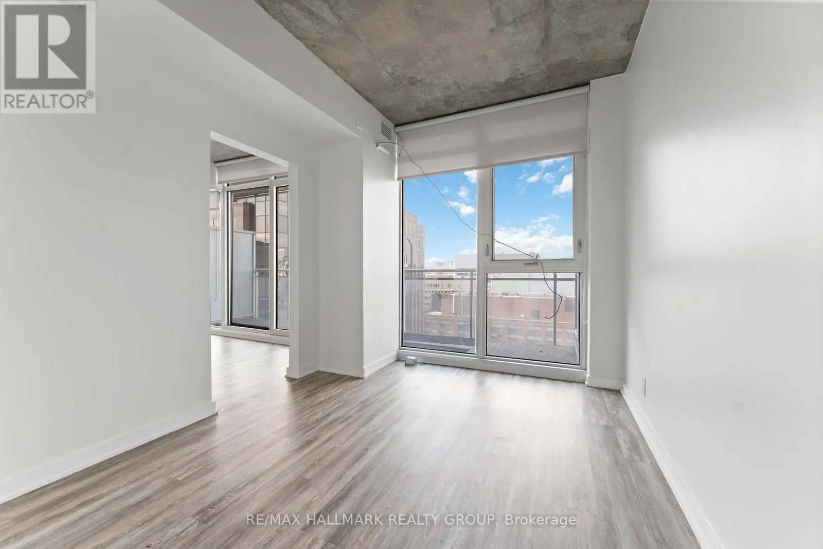 1806 - 324 LAURIER AVENUE