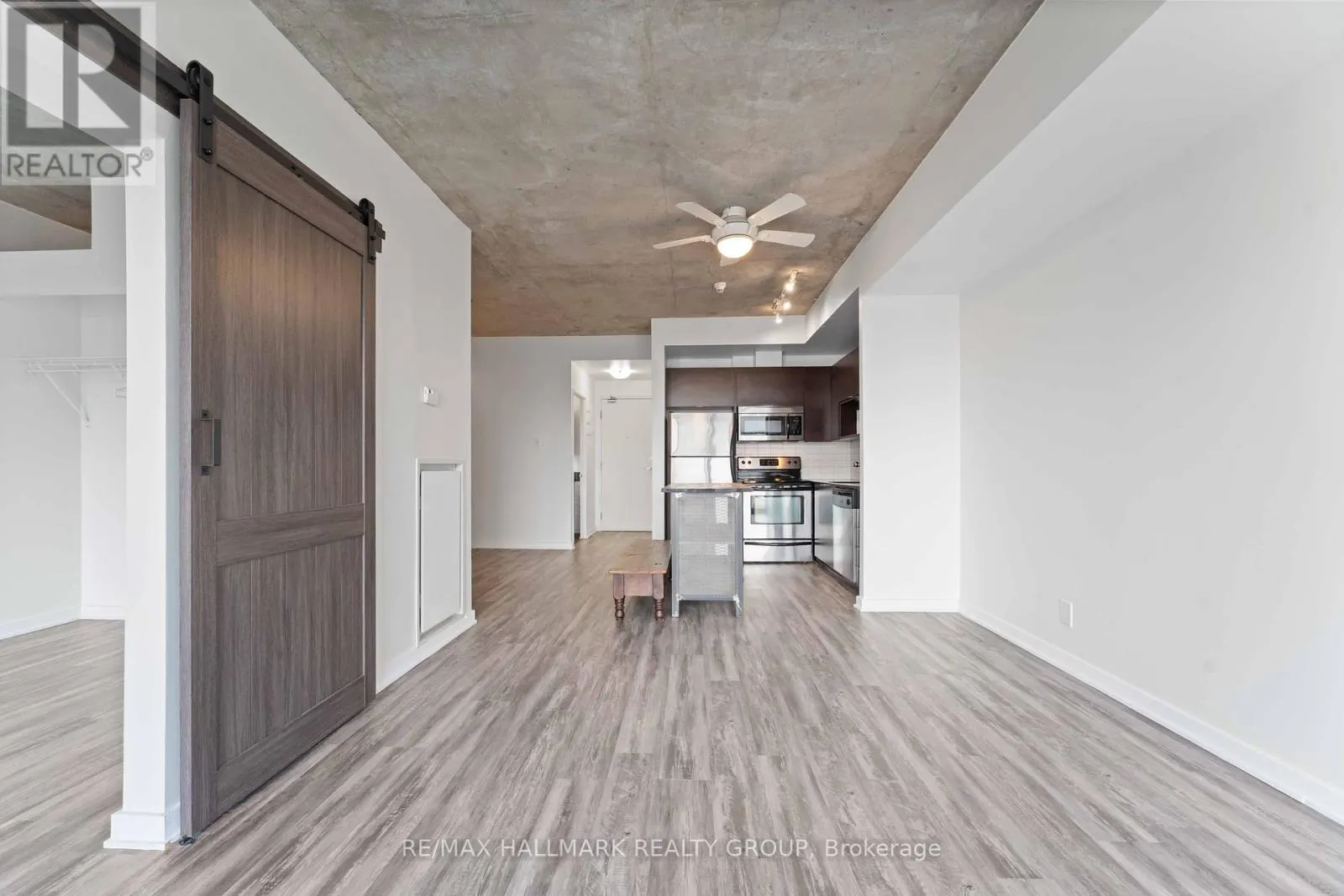 1806 - 324 LAURIER AVENUE