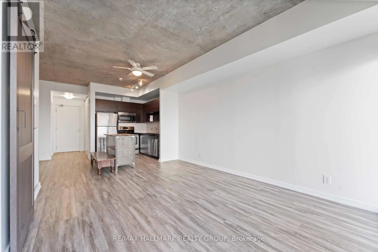 1806 - 324 LAURIER AVENUE