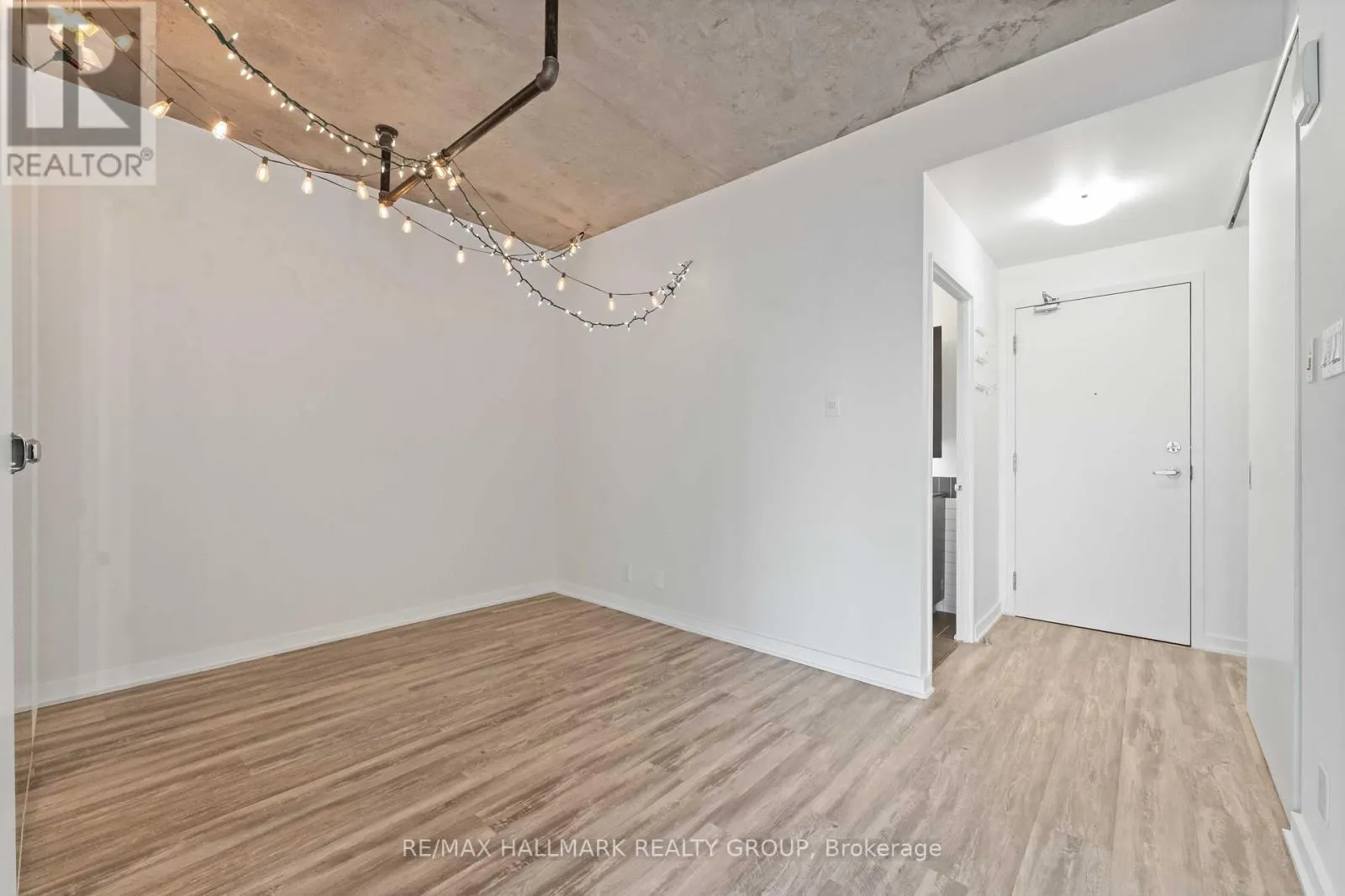 1806 - 324 LAURIER AVENUE