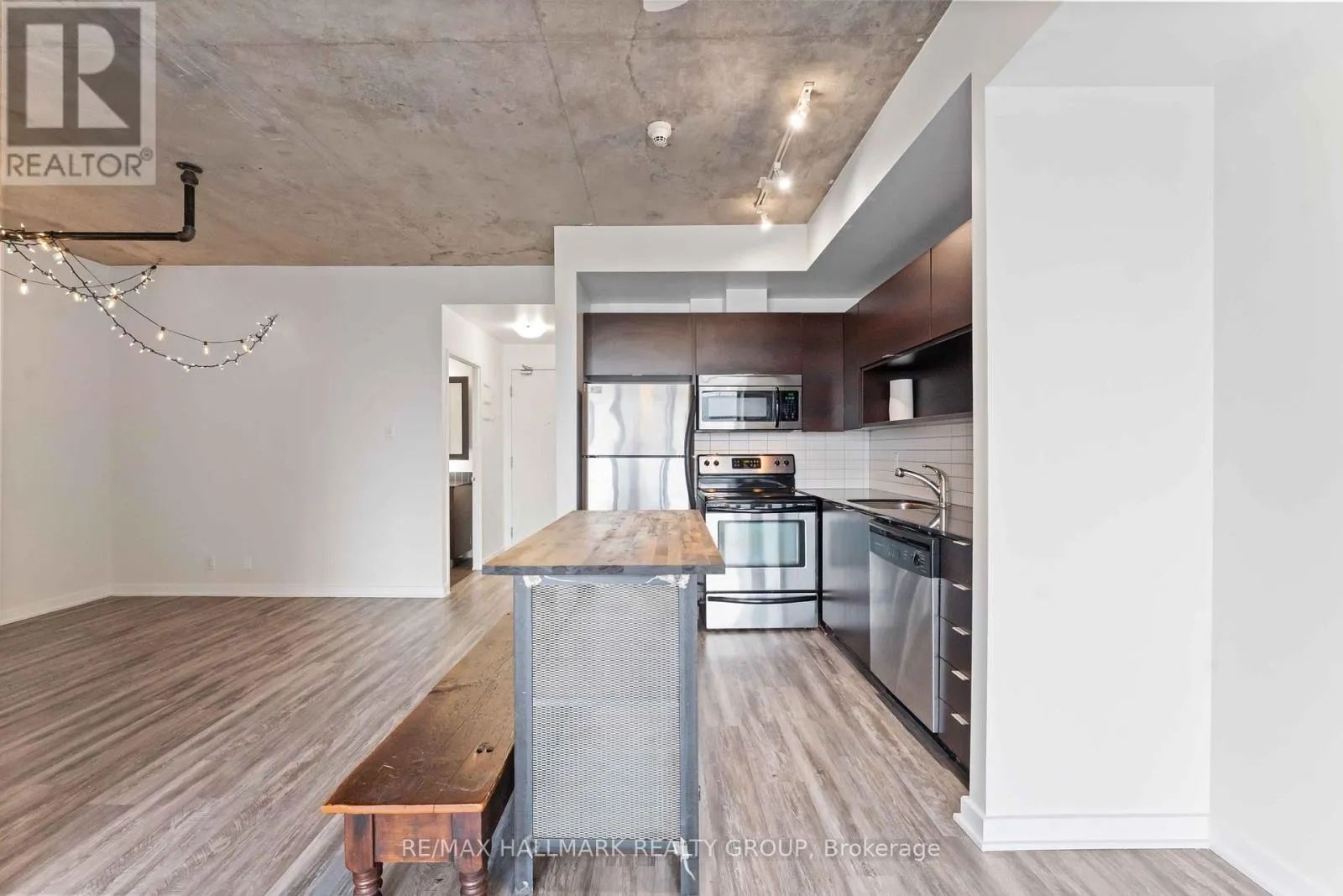 1806 - 324 LAURIER AVENUE