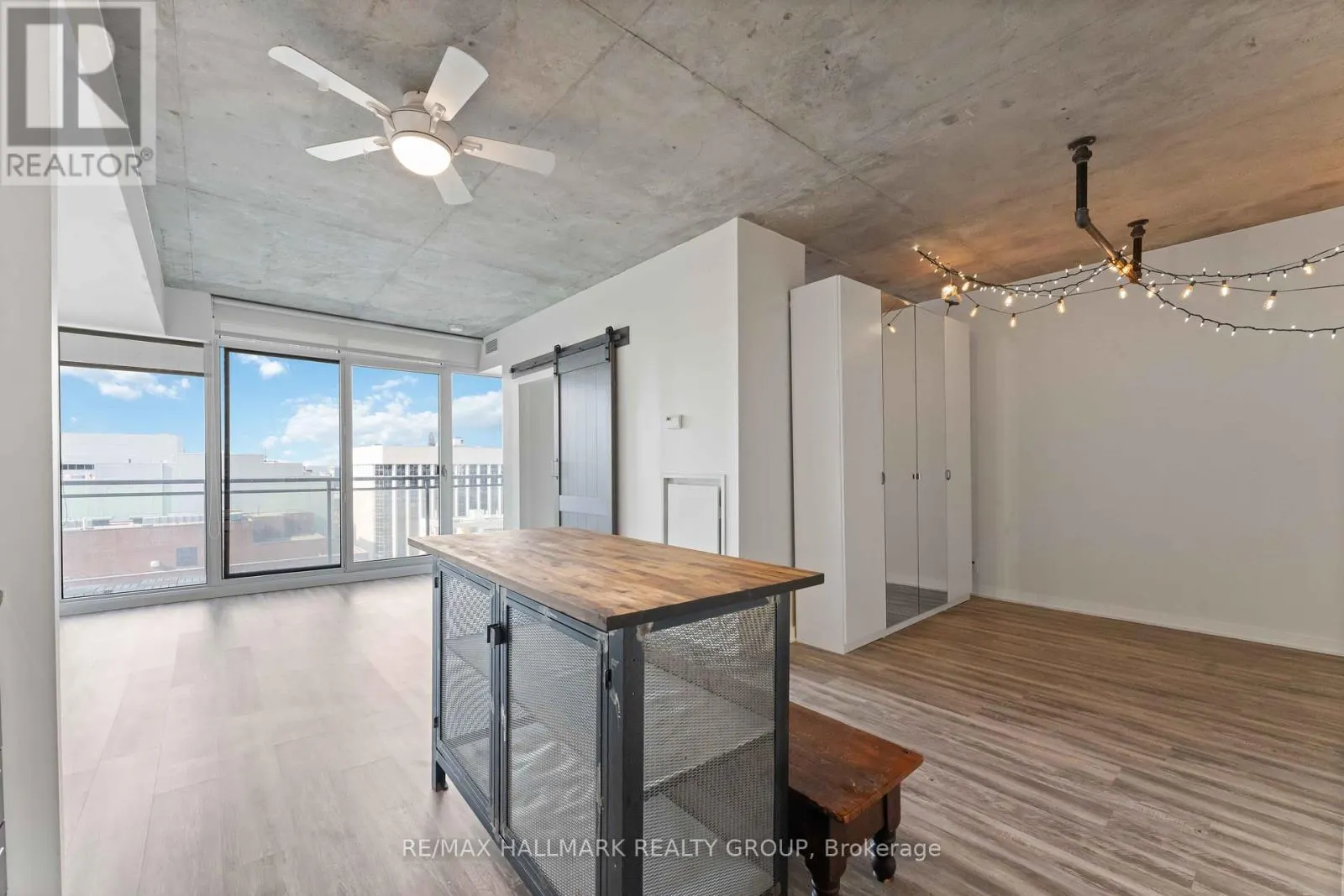 1806 - 324 LAURIER AVENUE