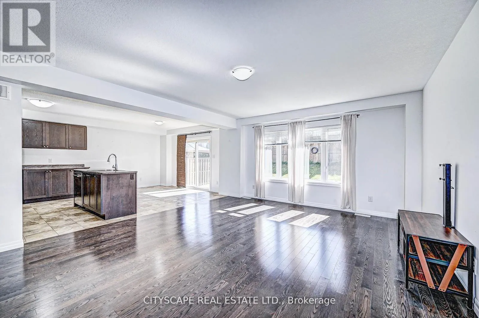 6 CASTLEBAY STREET