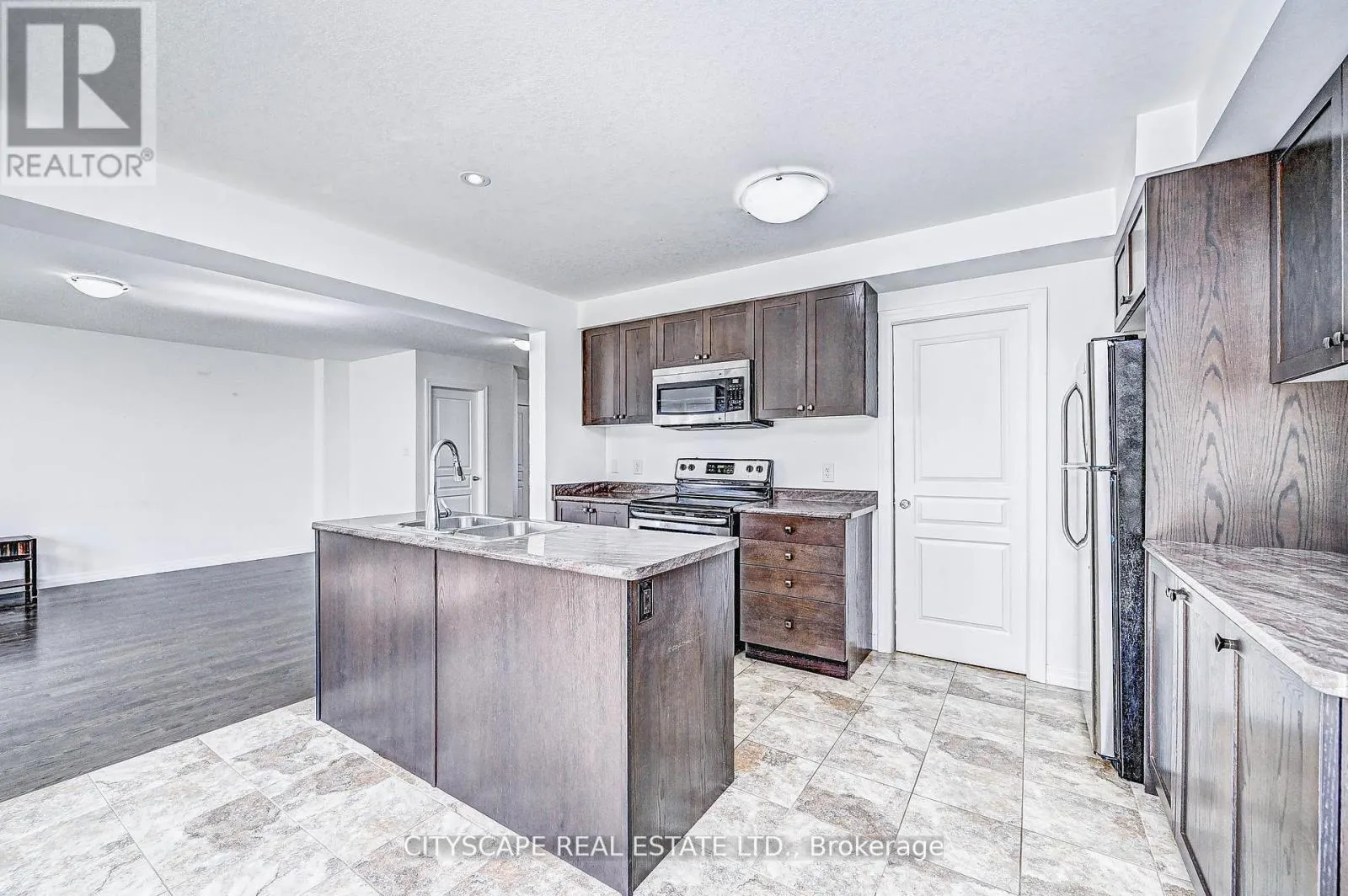 6 CASTLEBAY STREET