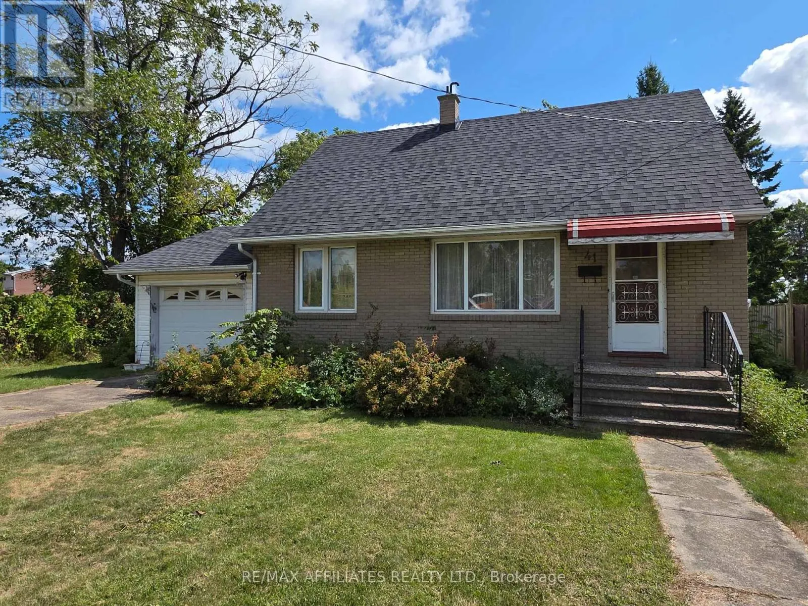 41 ELGIN STREET W