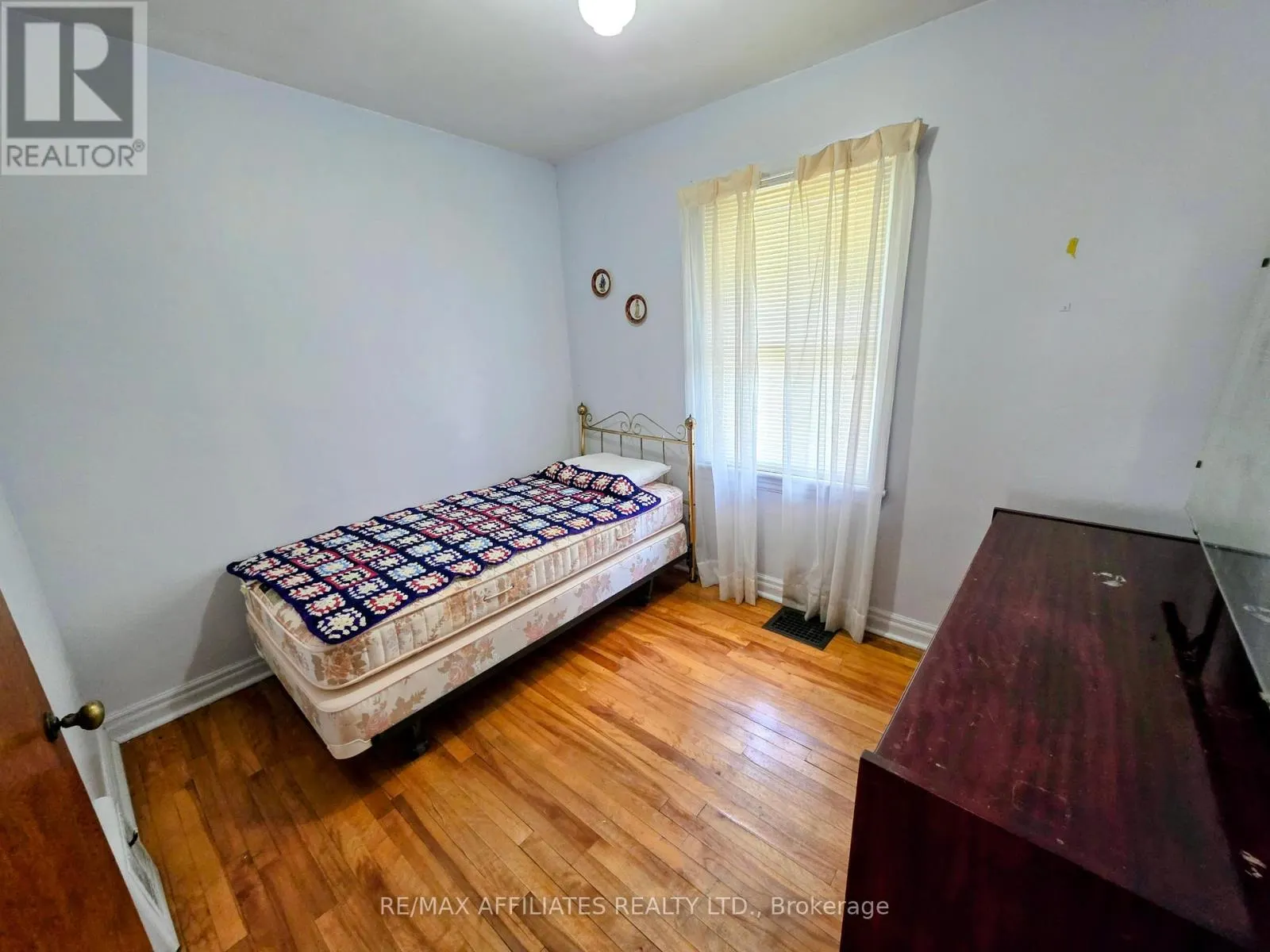 41 ELGIN STREET W