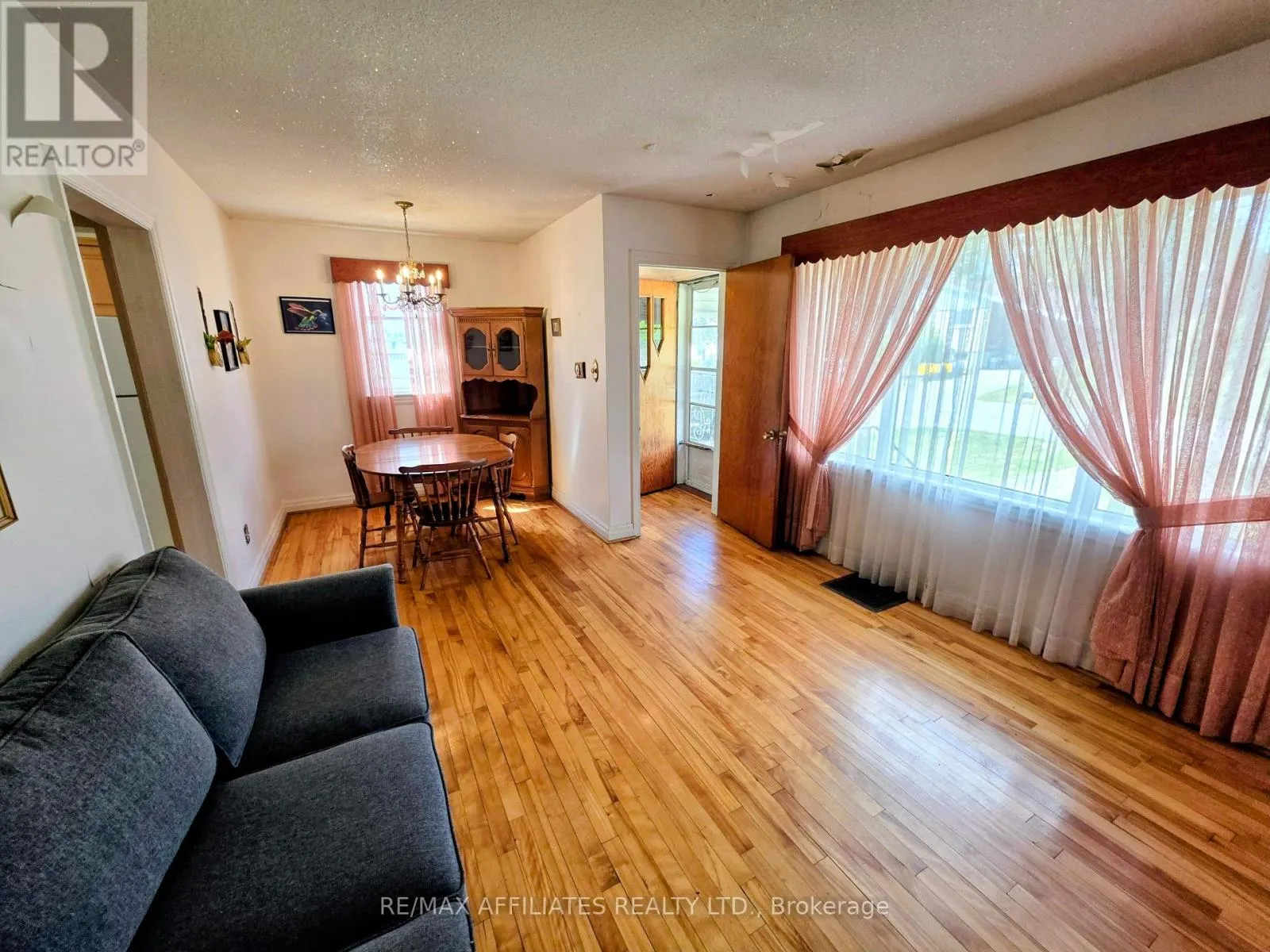 41 ELGIN STREET W