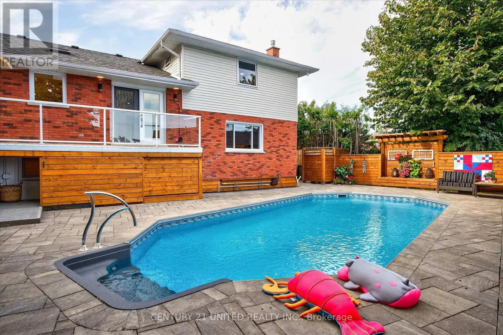 114 OAKWOOD CRESCENT
