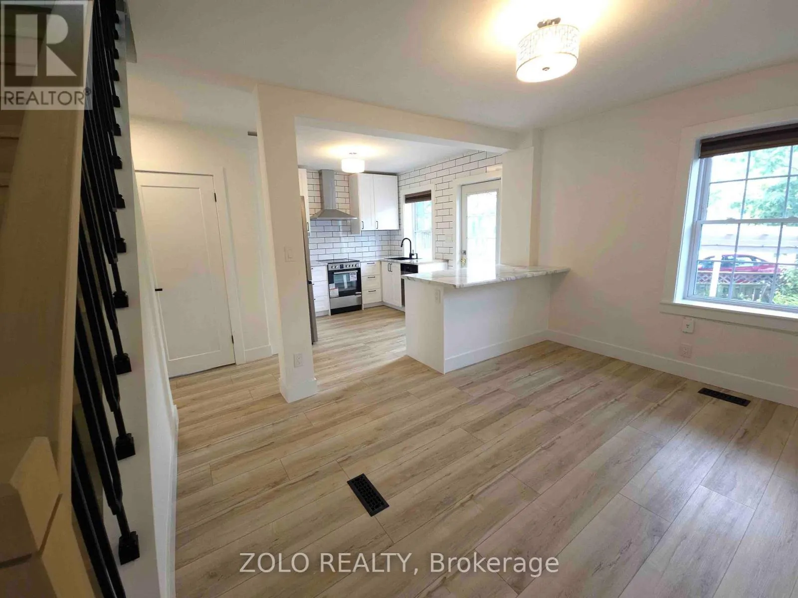 1504 KING STREET E