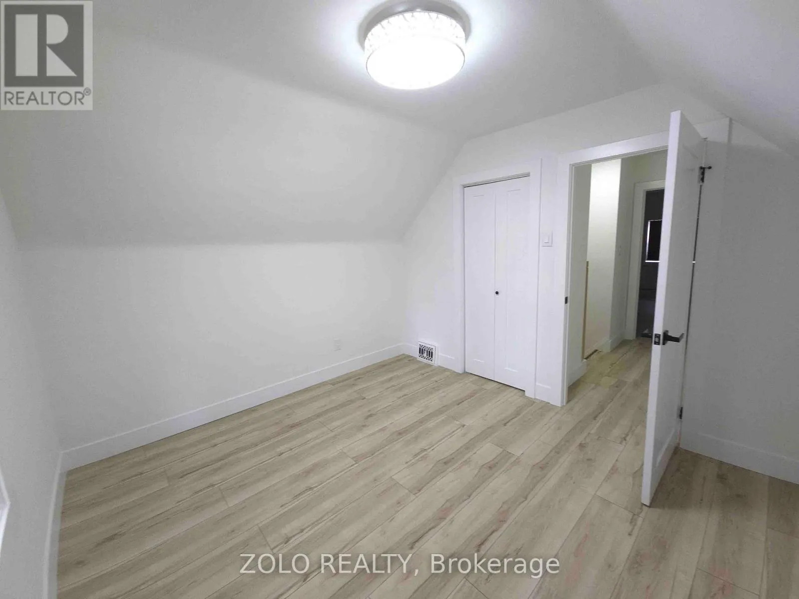 1504 KING STREET E