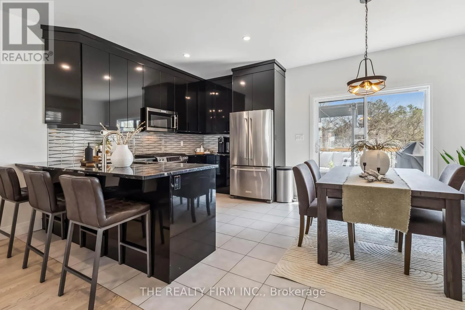 3 - 727 APRICOT DRIVE, #3