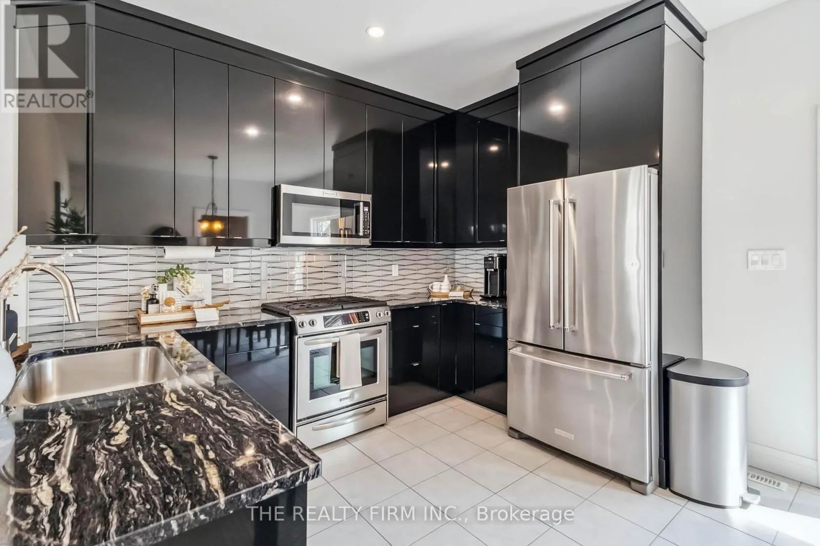 3 - 727 APRICOT DRIVE, #3