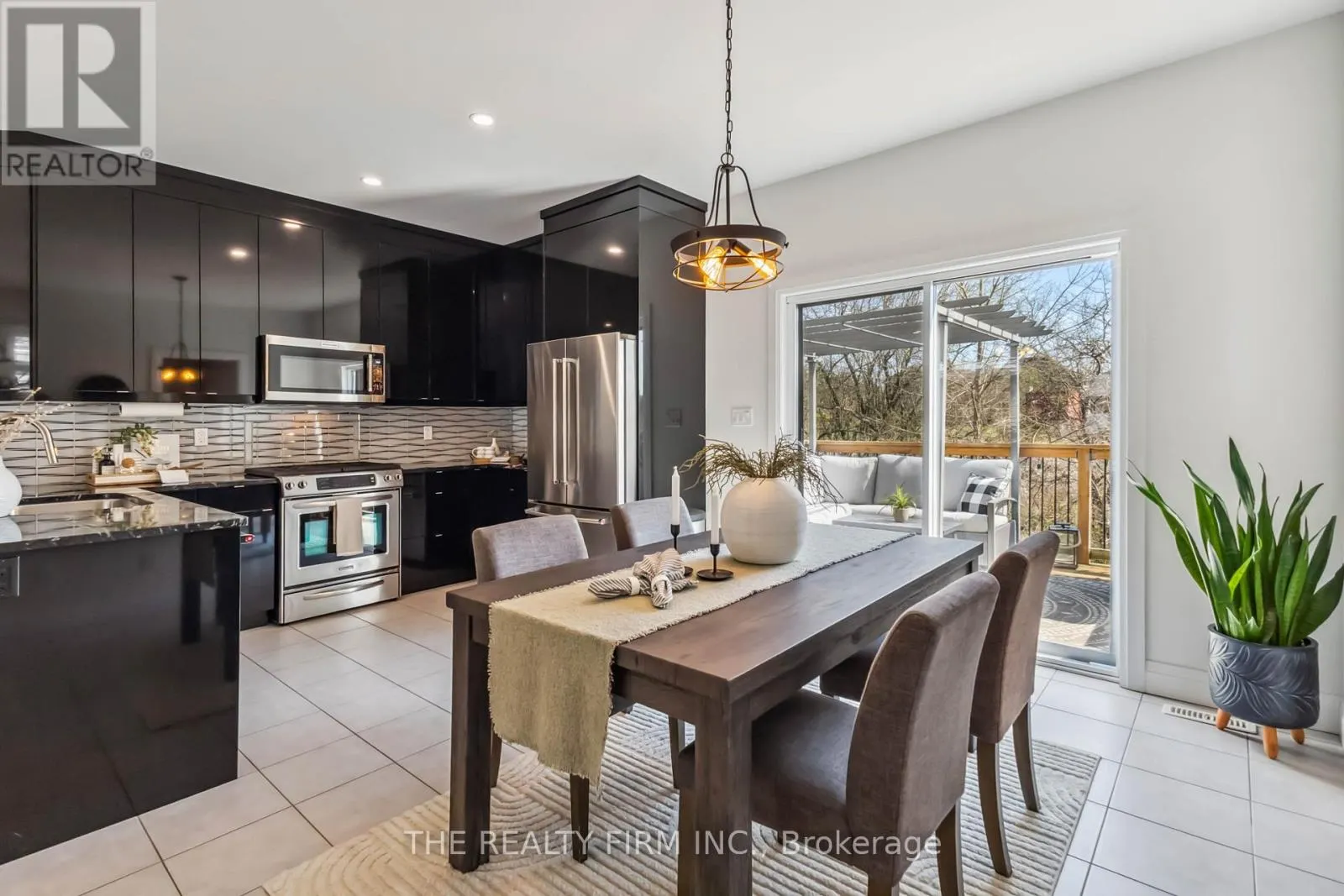 3 - 727 APRICOT DRIVE, #3