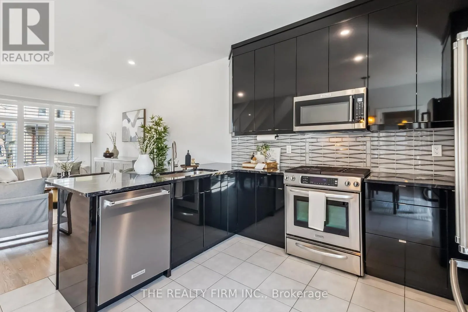 3 - 727 APRICOT DRIVE, #3