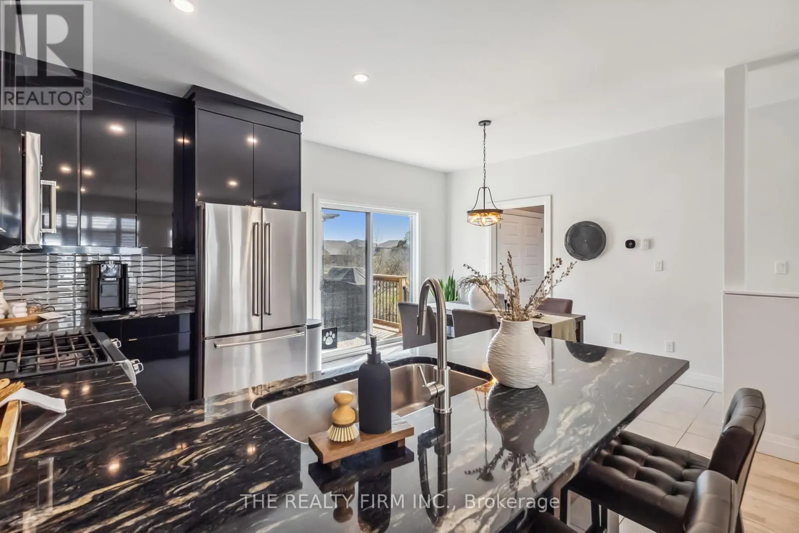 3 - 727 APRICOT DRIVE, #3