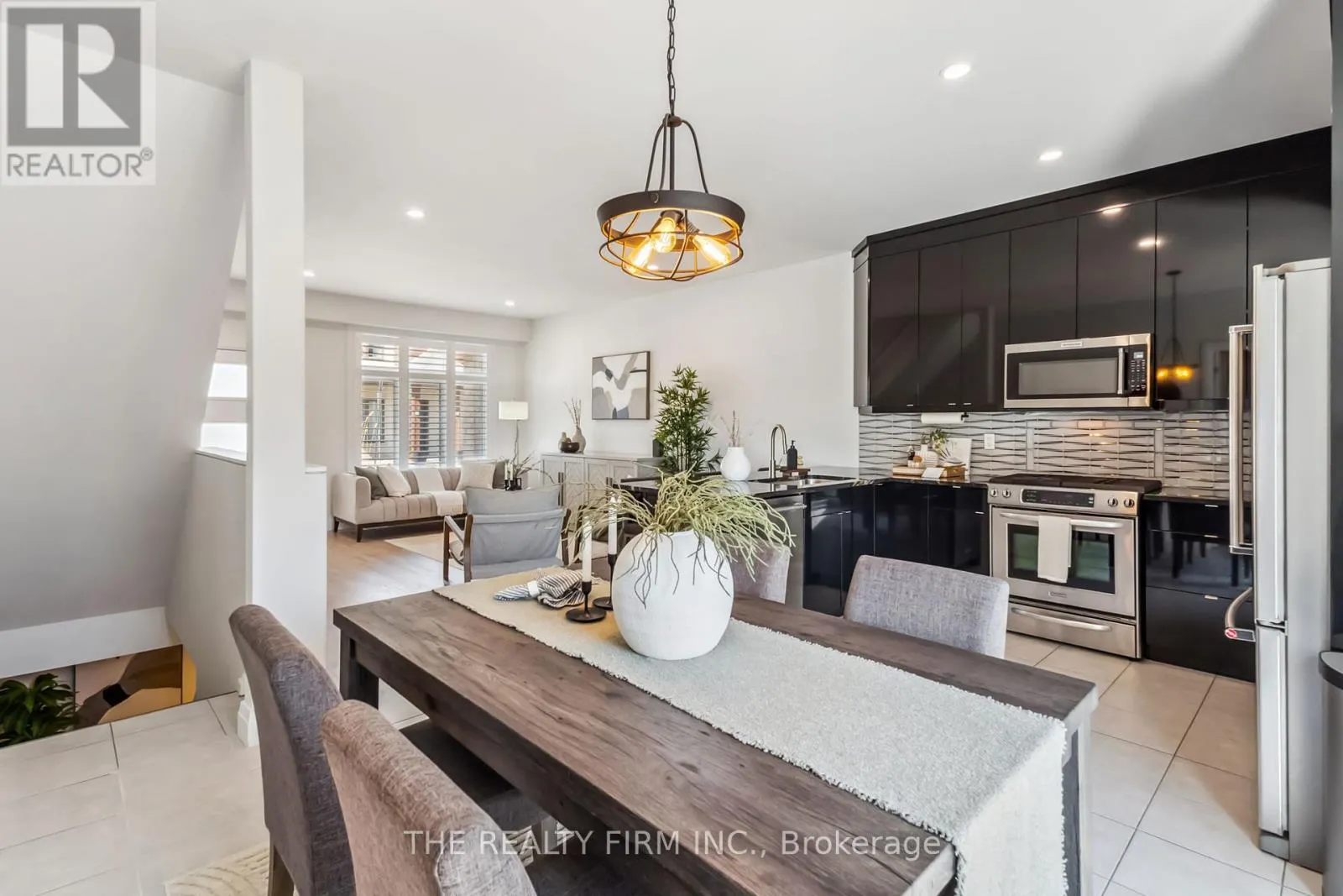 3 - 727 APRICOT DRIVE, #3