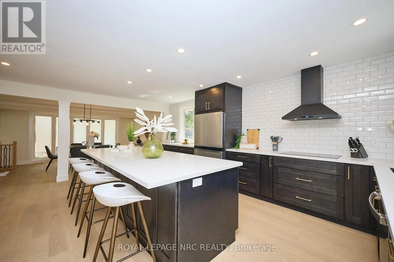 10 WILLOWDALE COURT