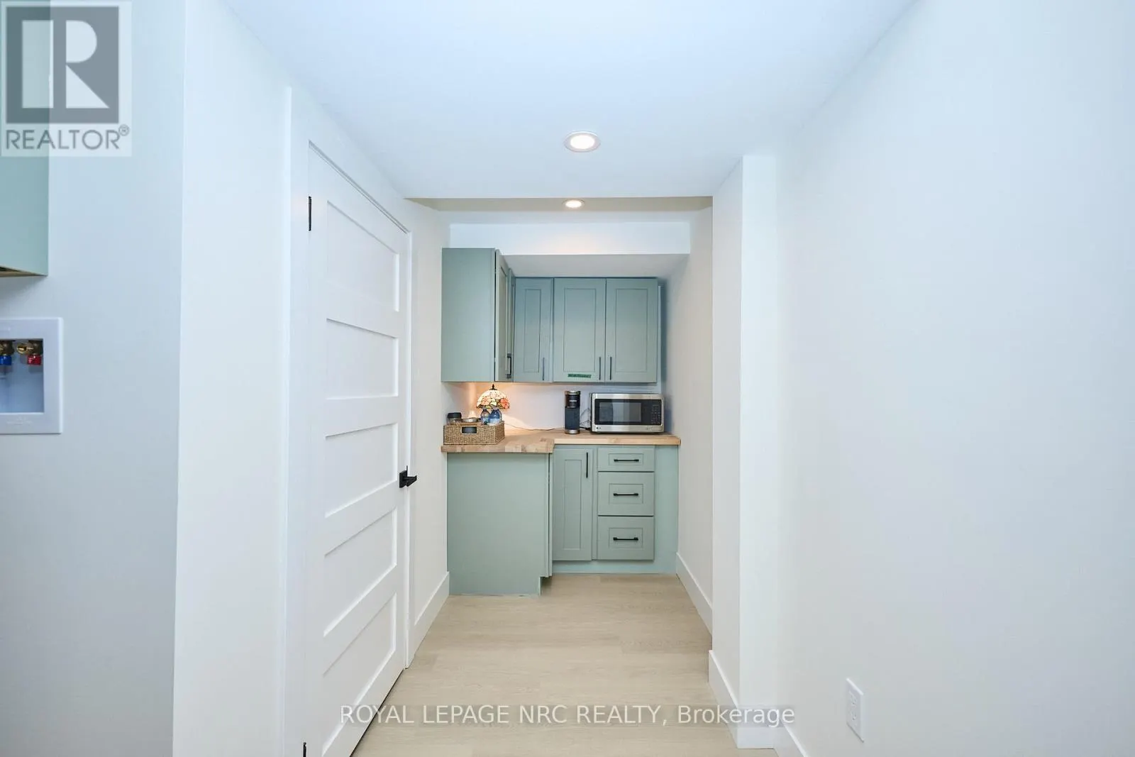 10 WILLOWDALE COURT