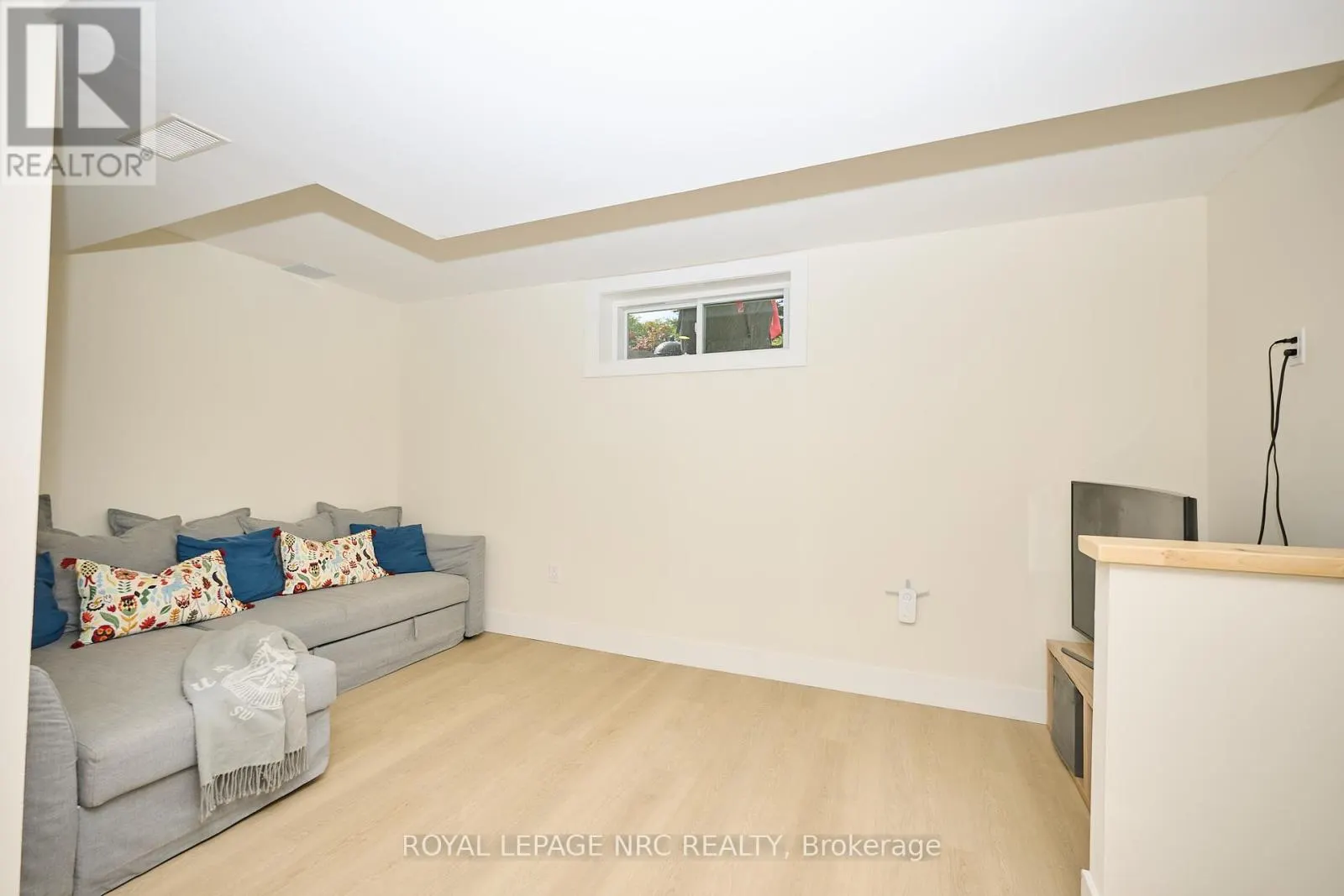 10 WILLOWDALE COURT