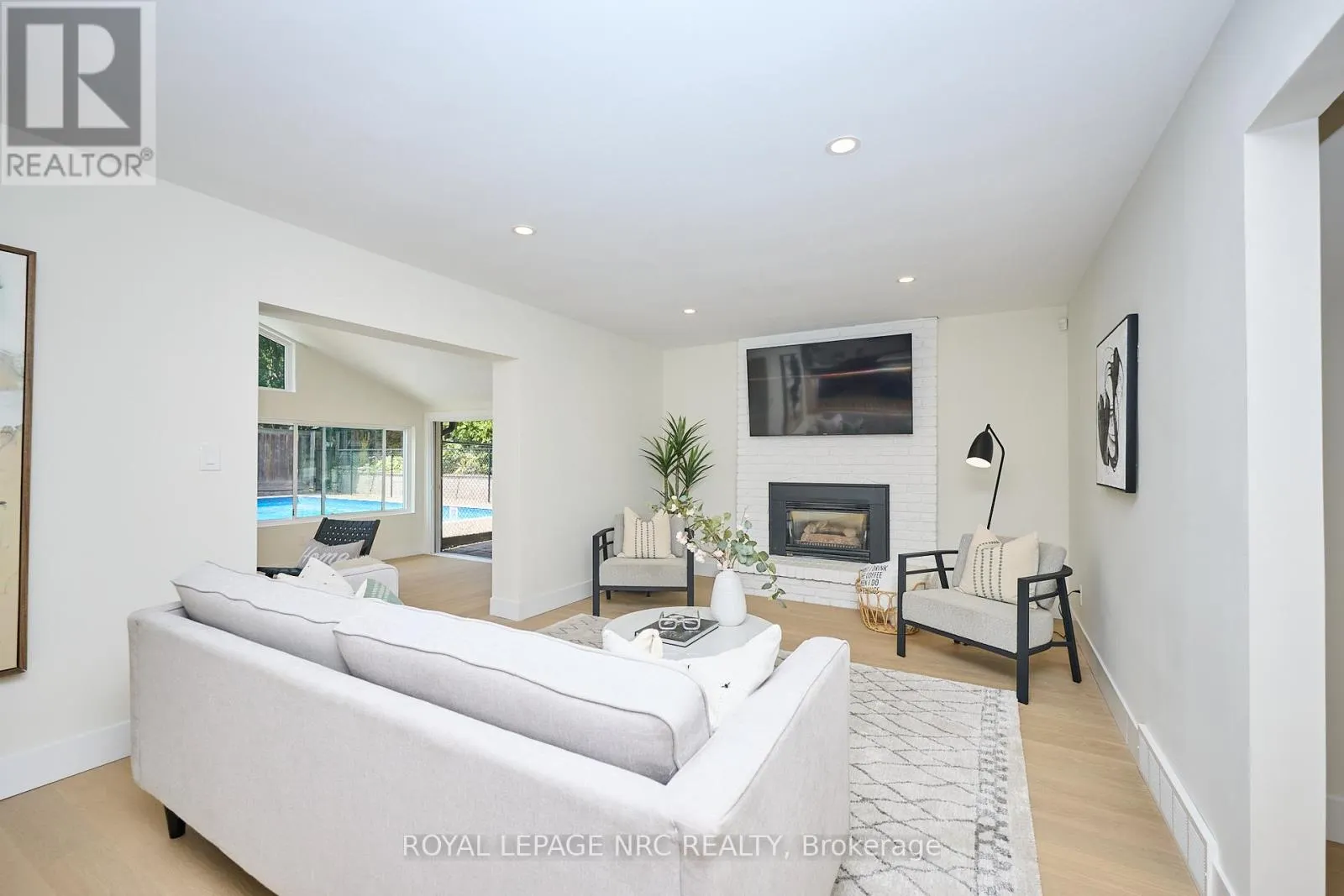 10 WILLOWDALE COURT