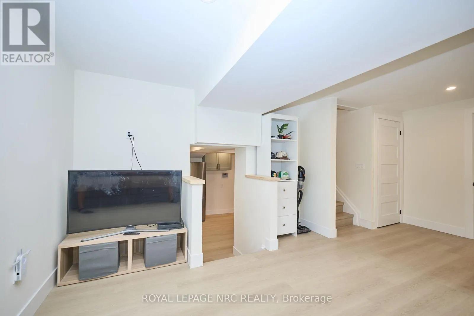10 WILLOWDALE COURT