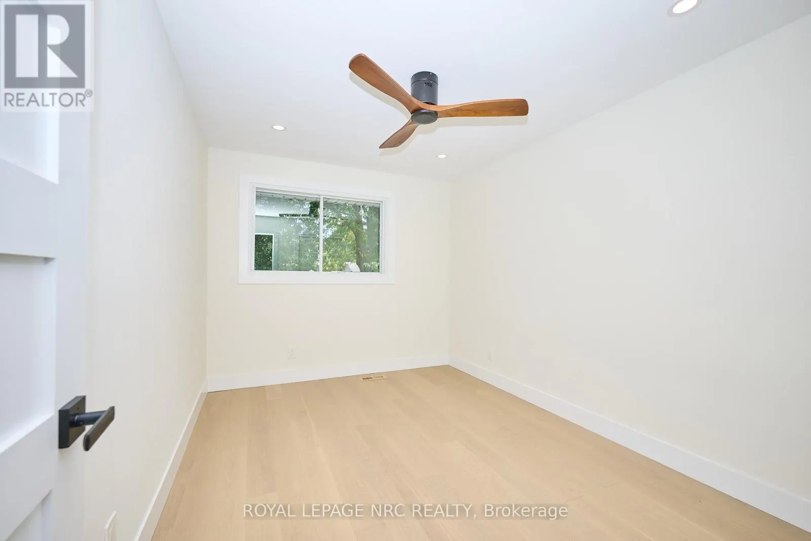 10 WILLOWDALE COURT