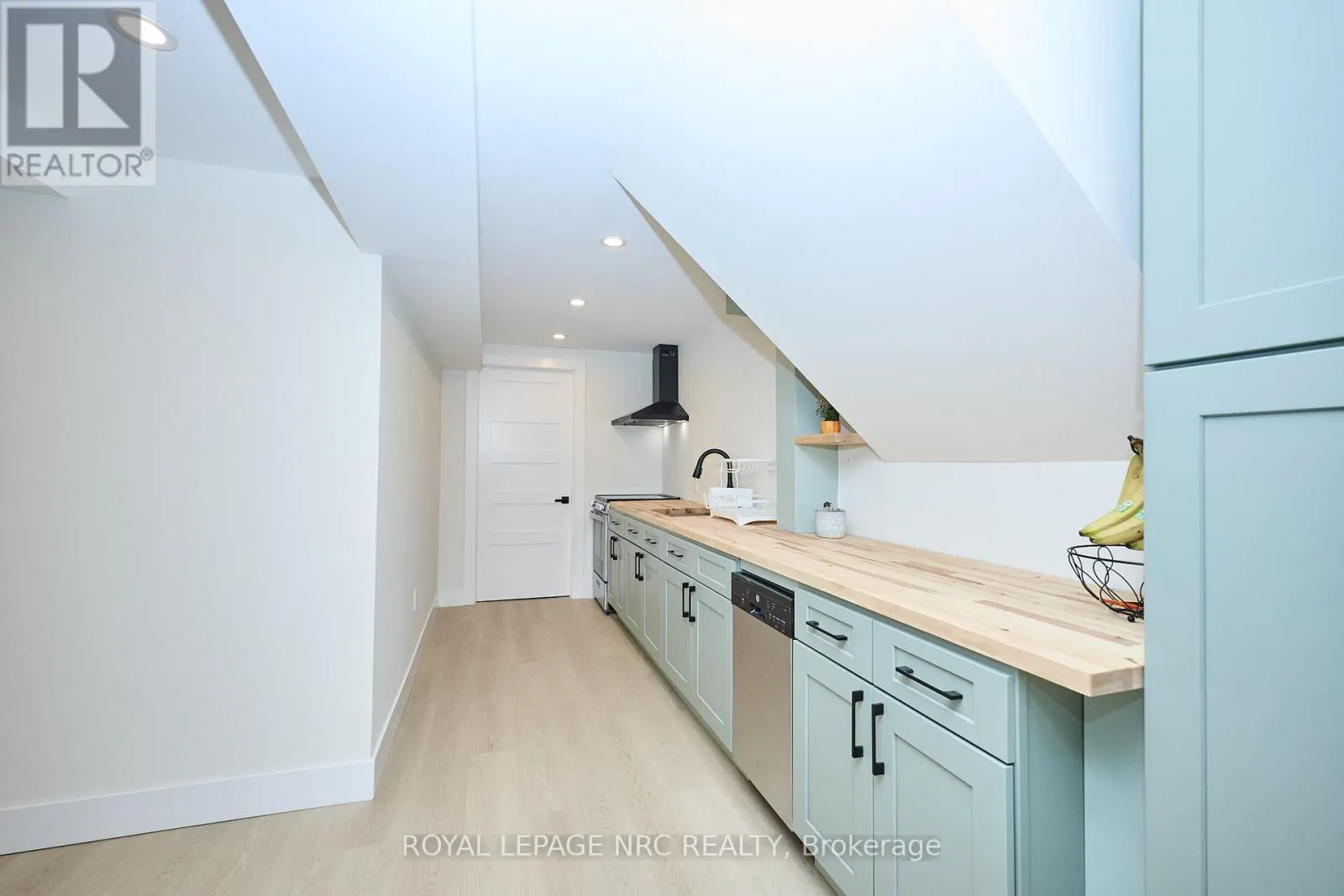 10 WILLOWDALE COURT