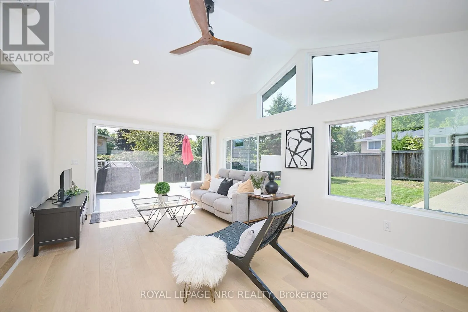 10 WILLOWDALE COURT