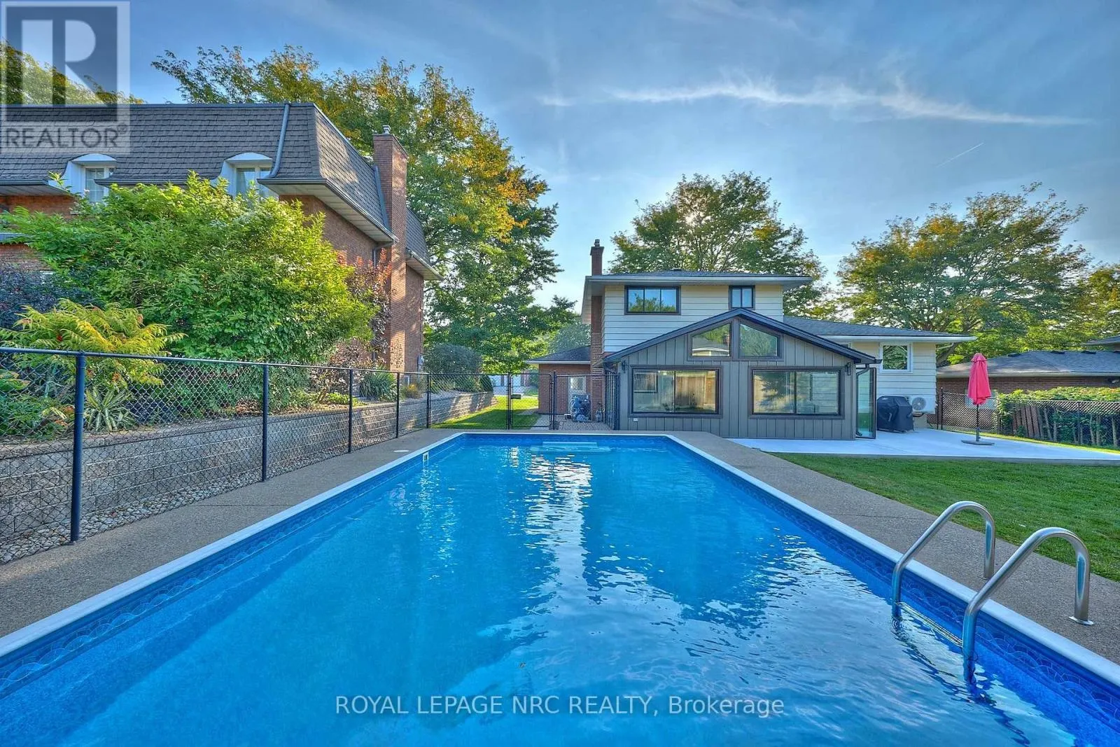 10 WILLOWDALE COURT