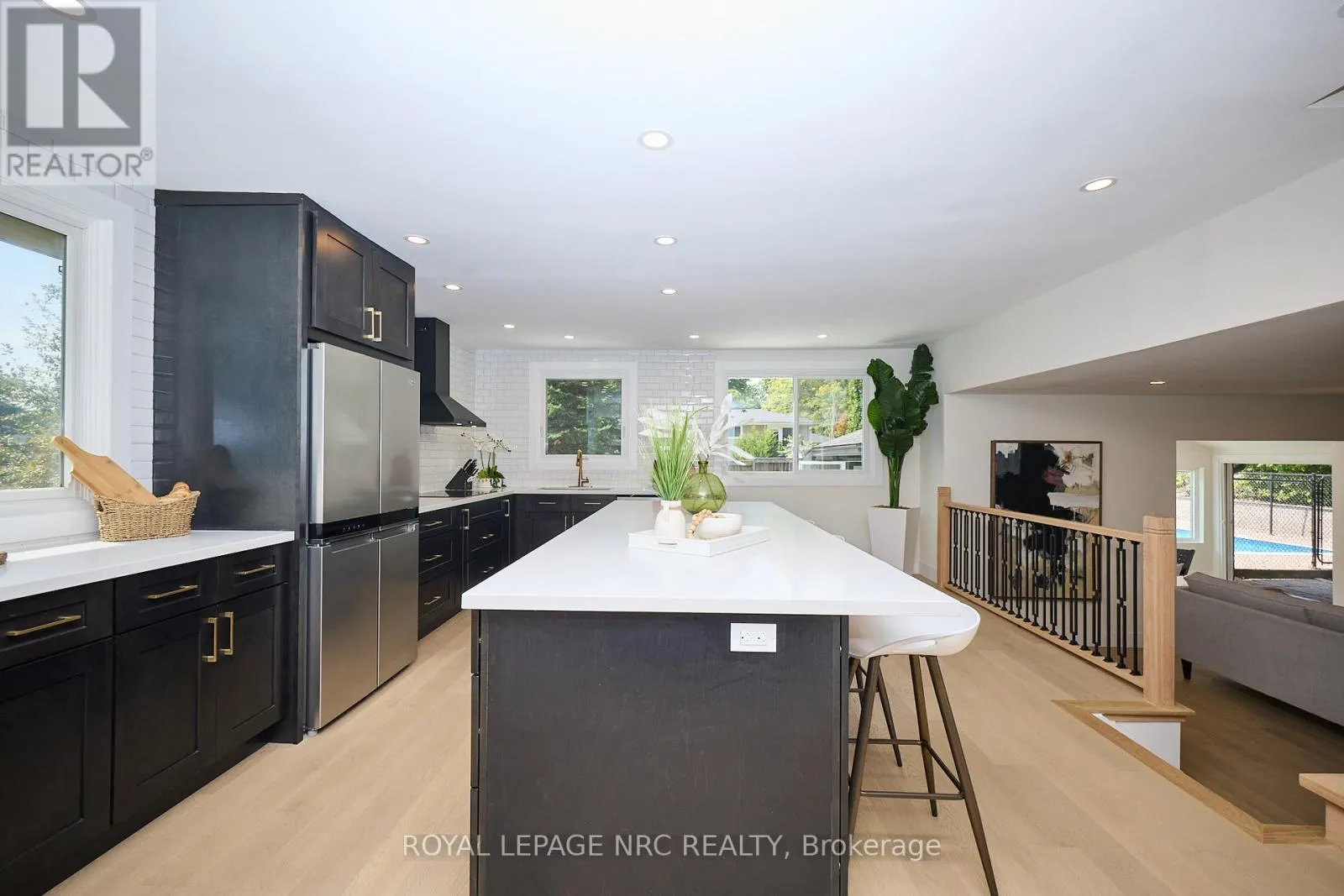 10 WILLOWDALE COURT