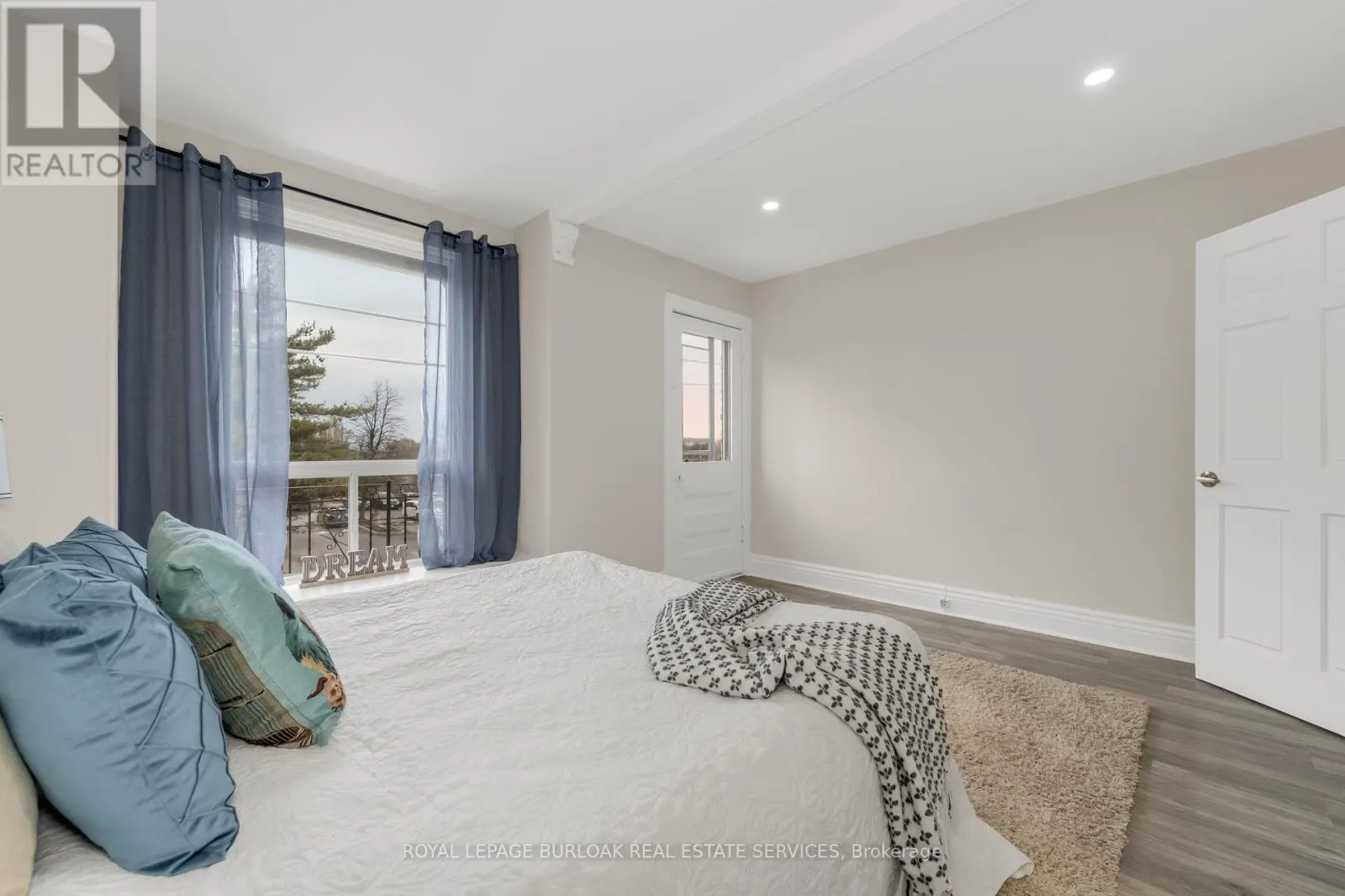16 MURRAY STREET E