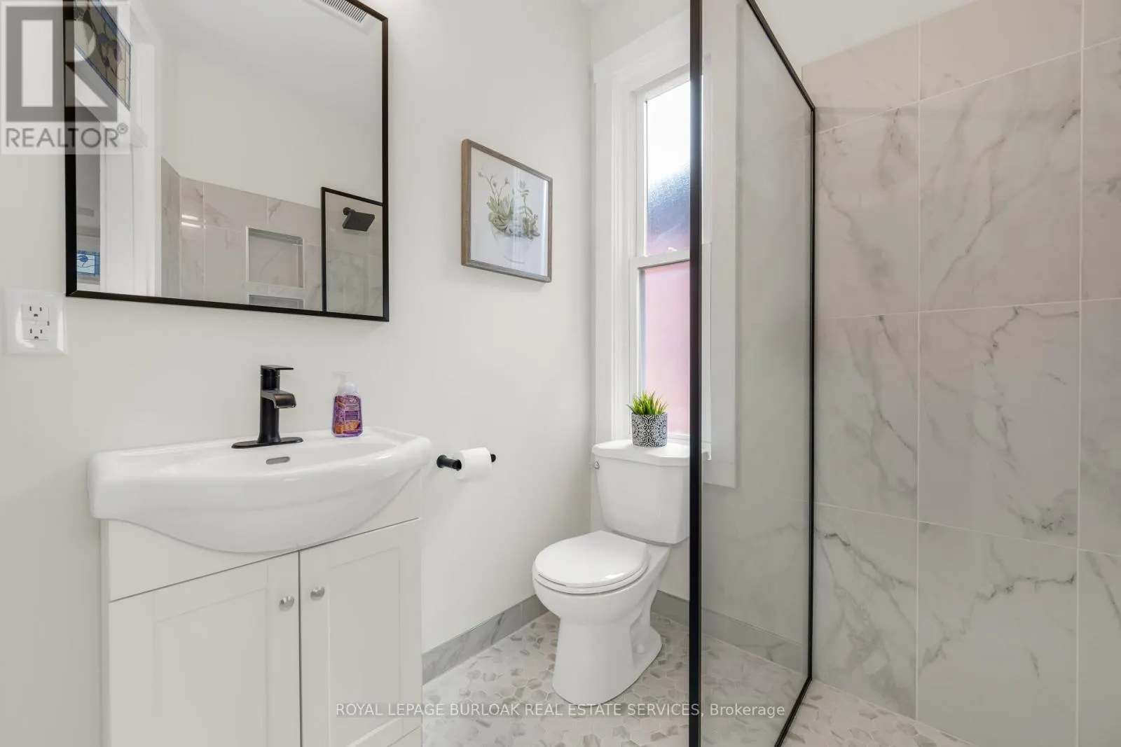 16 MURRAY STREET E