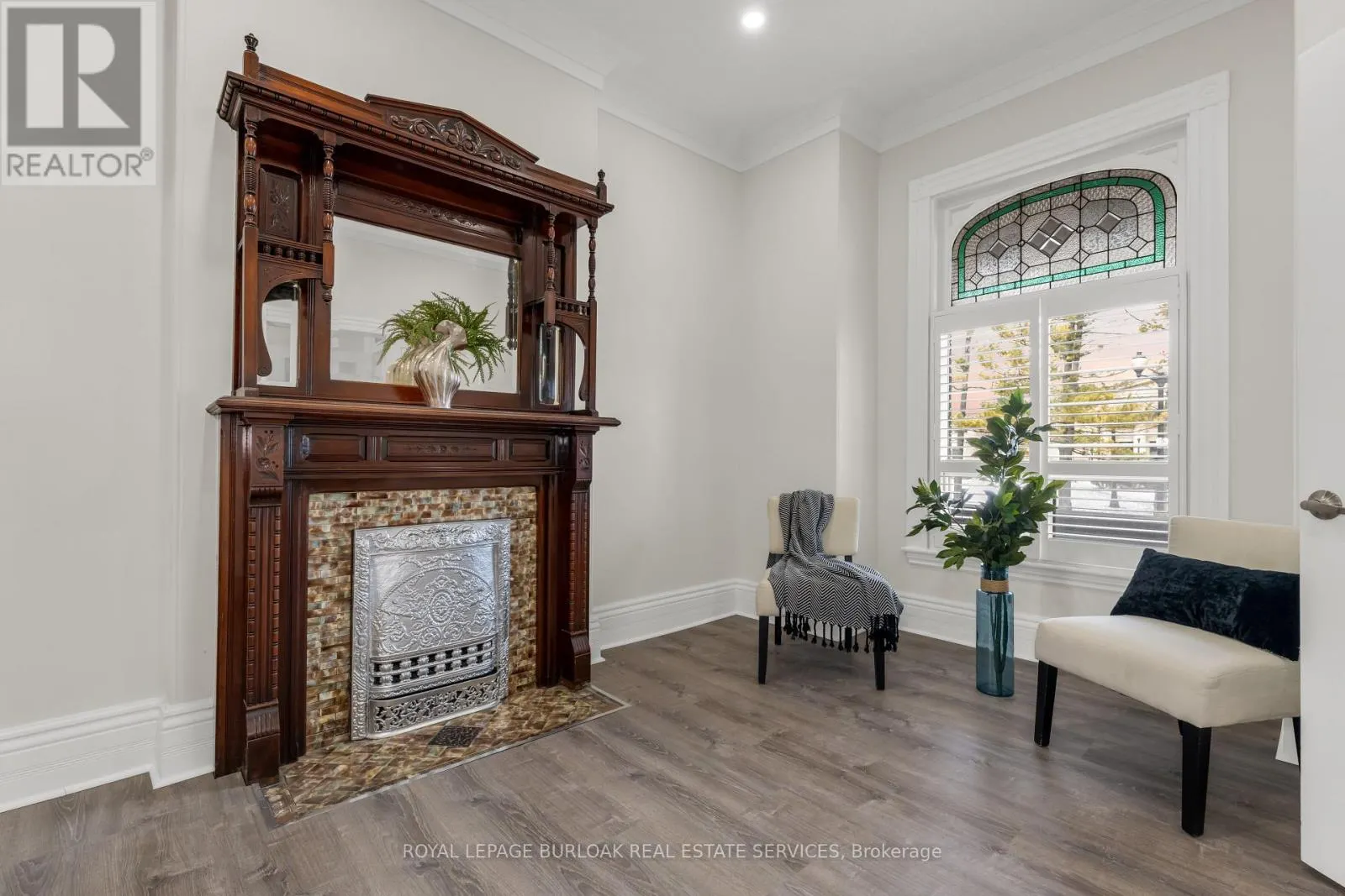 16 MURRAY STREET E