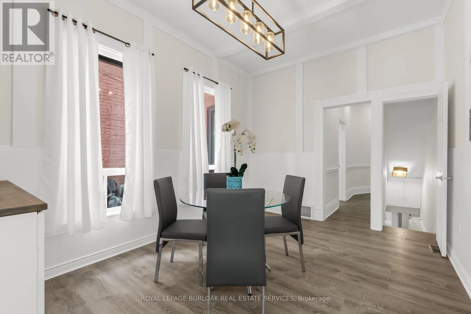 16 MURRAY STREET E