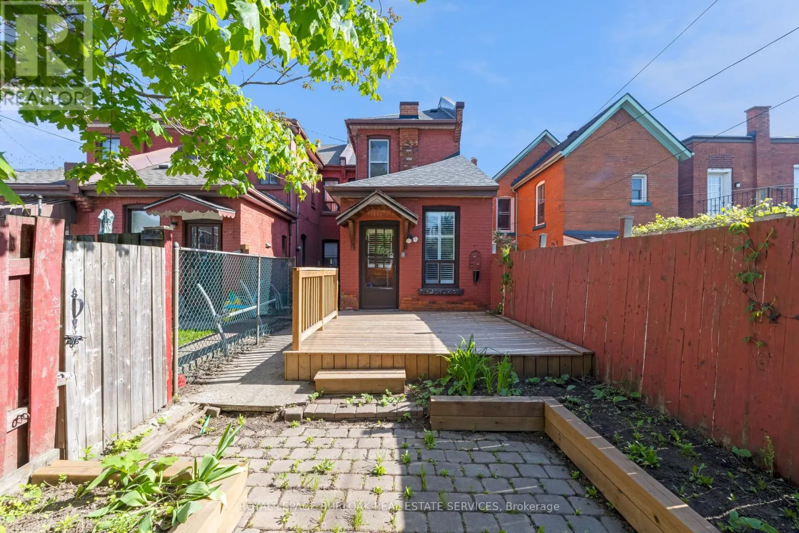 16 MURRAY STREET E